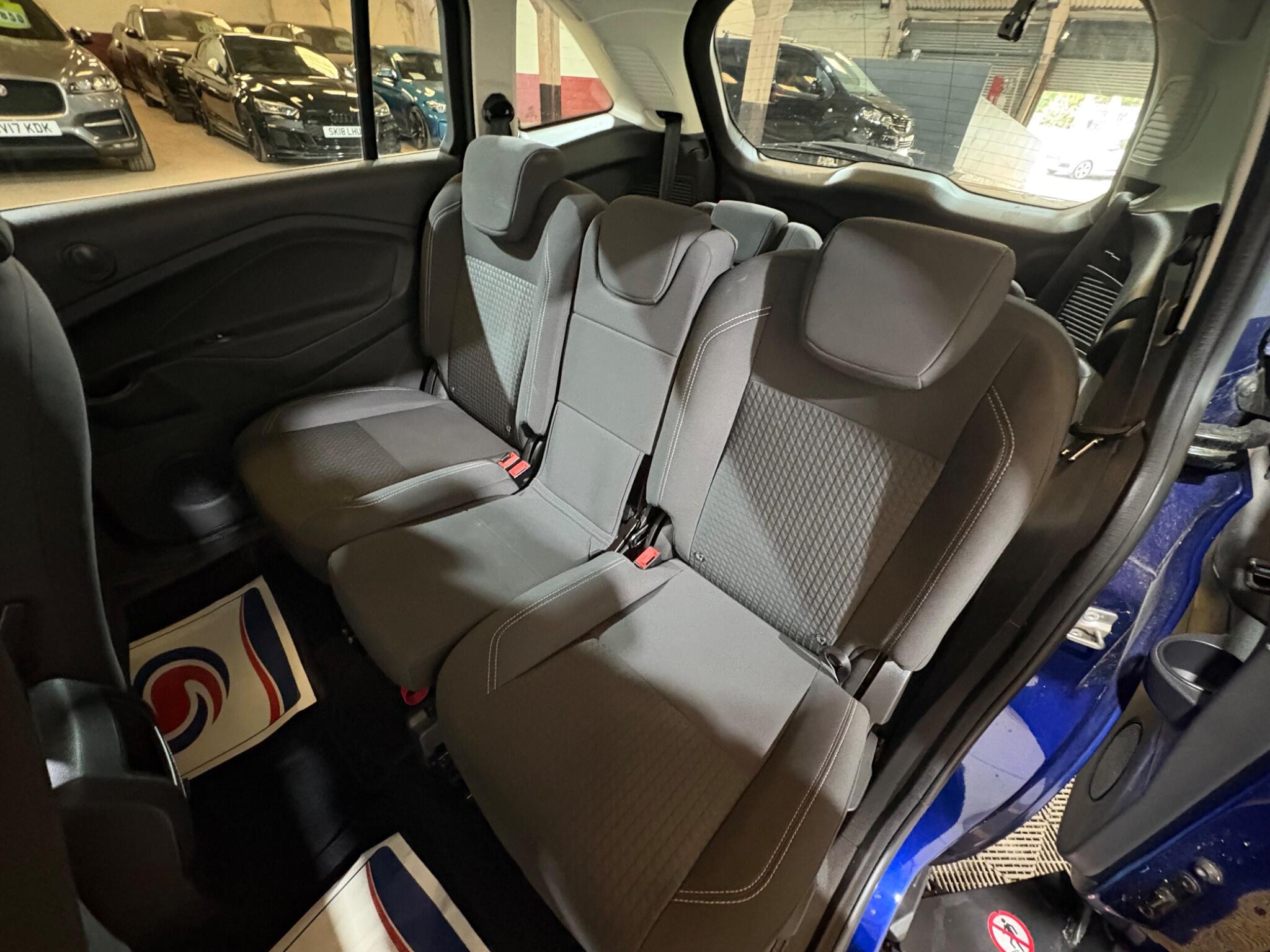 Ford Grand C-Max view 60