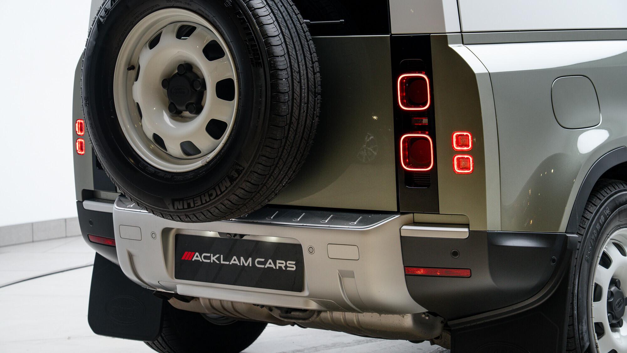 Land Rover Defender 90 view 31
