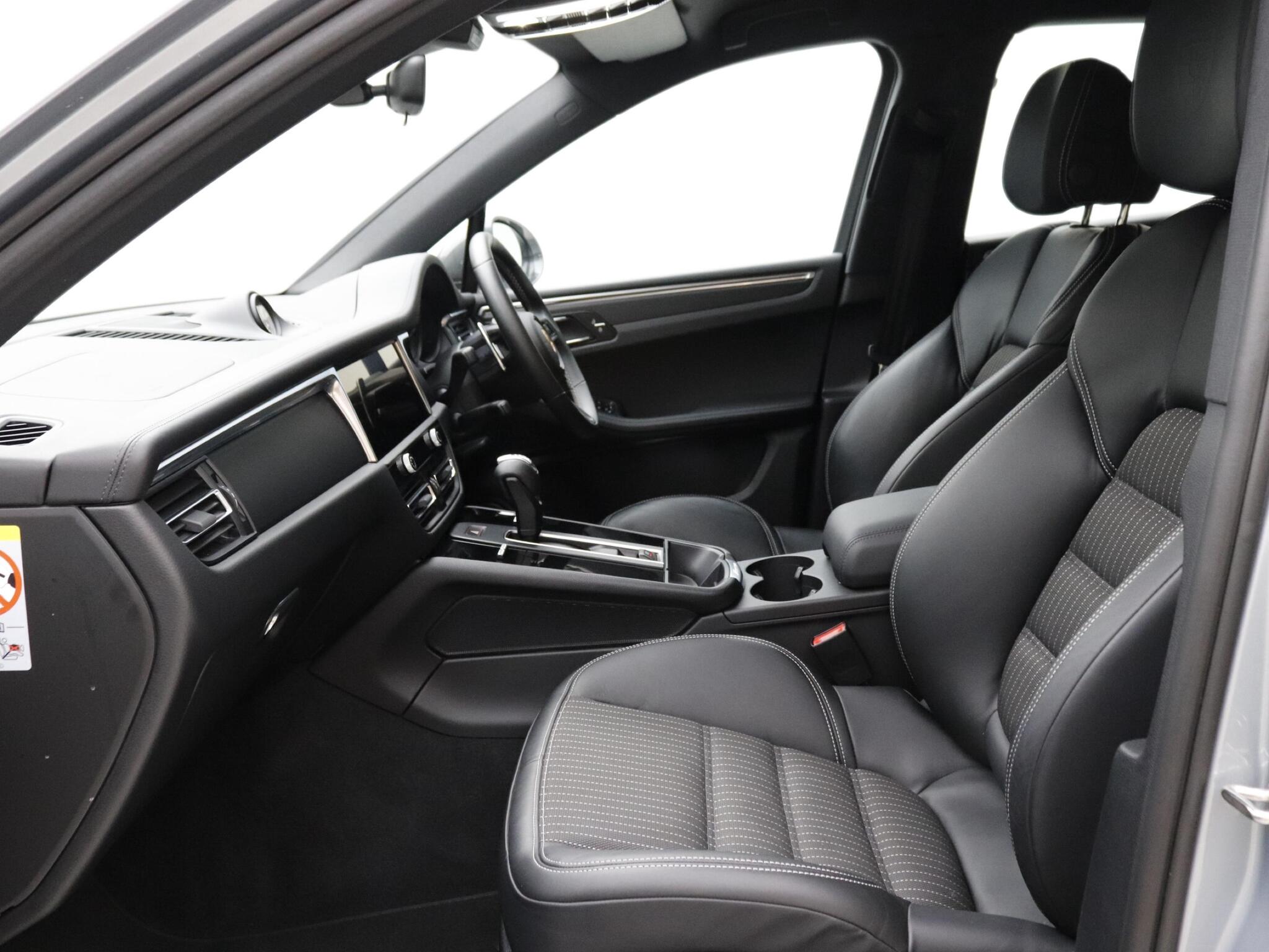 Porsche Macan view 13