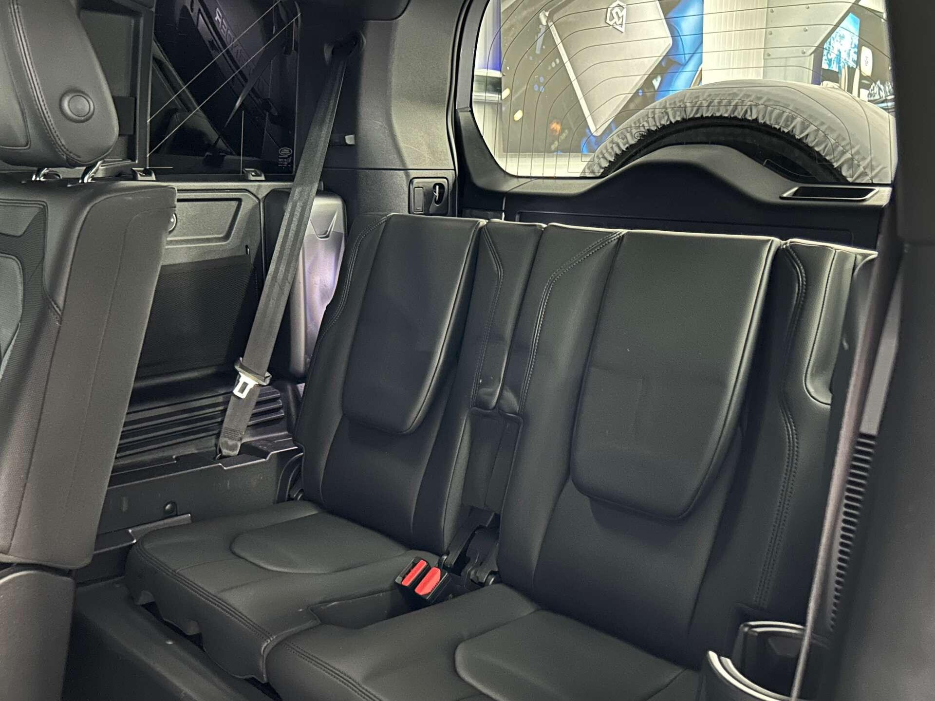 Land Rover Defender 110 view 22