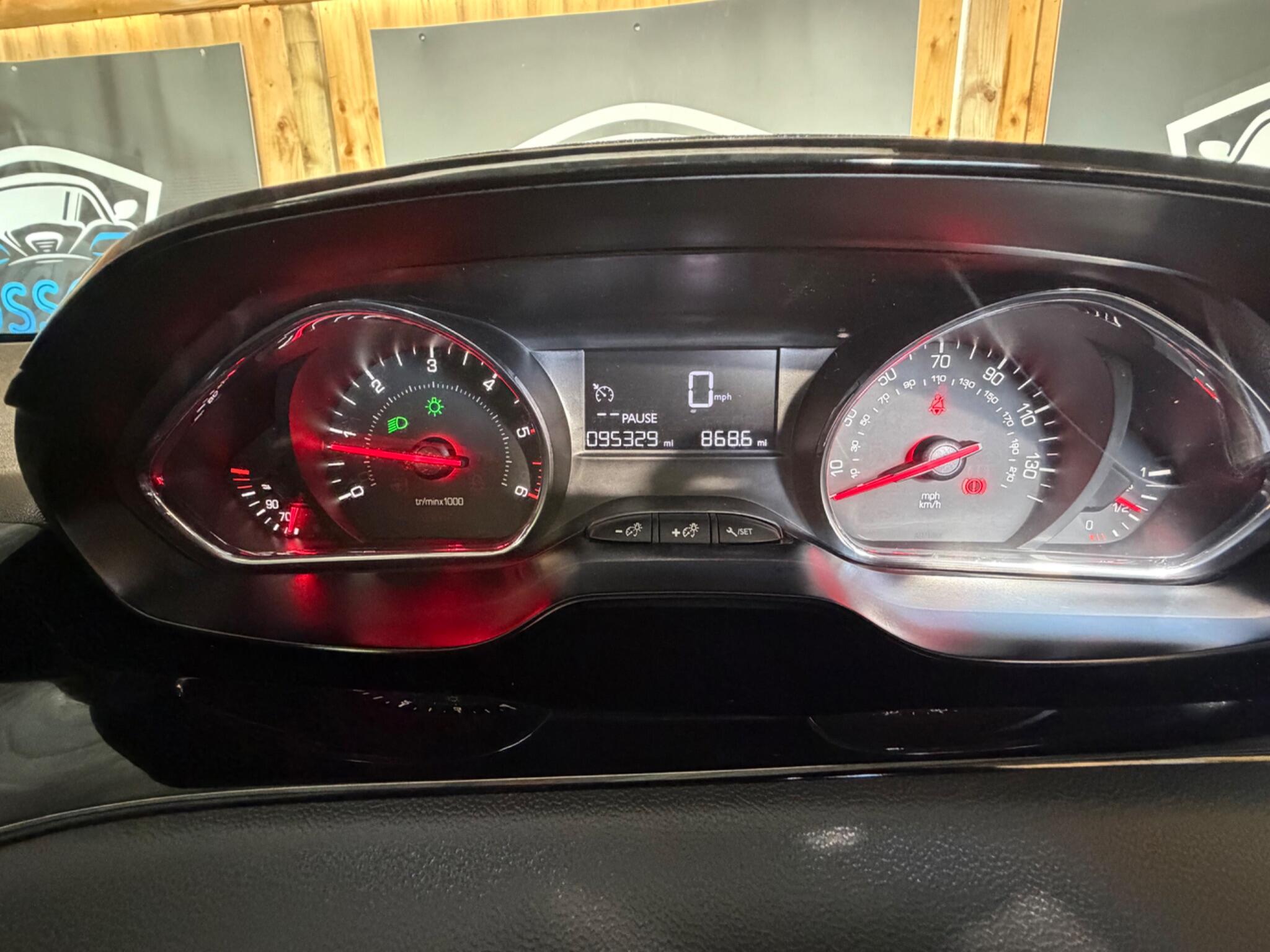 Peugeot 208 view 13