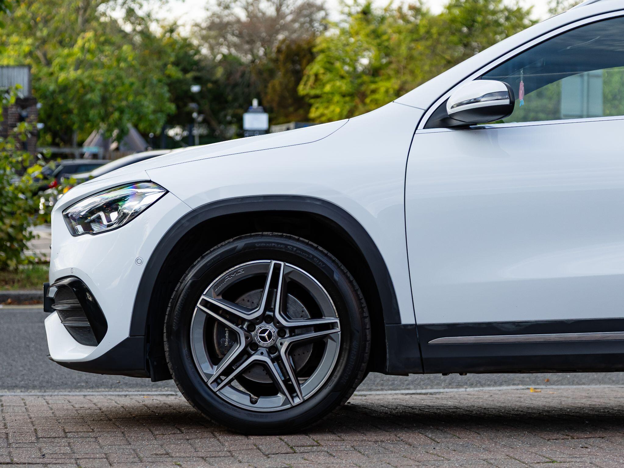 Mercedes-Benz GLA view 23