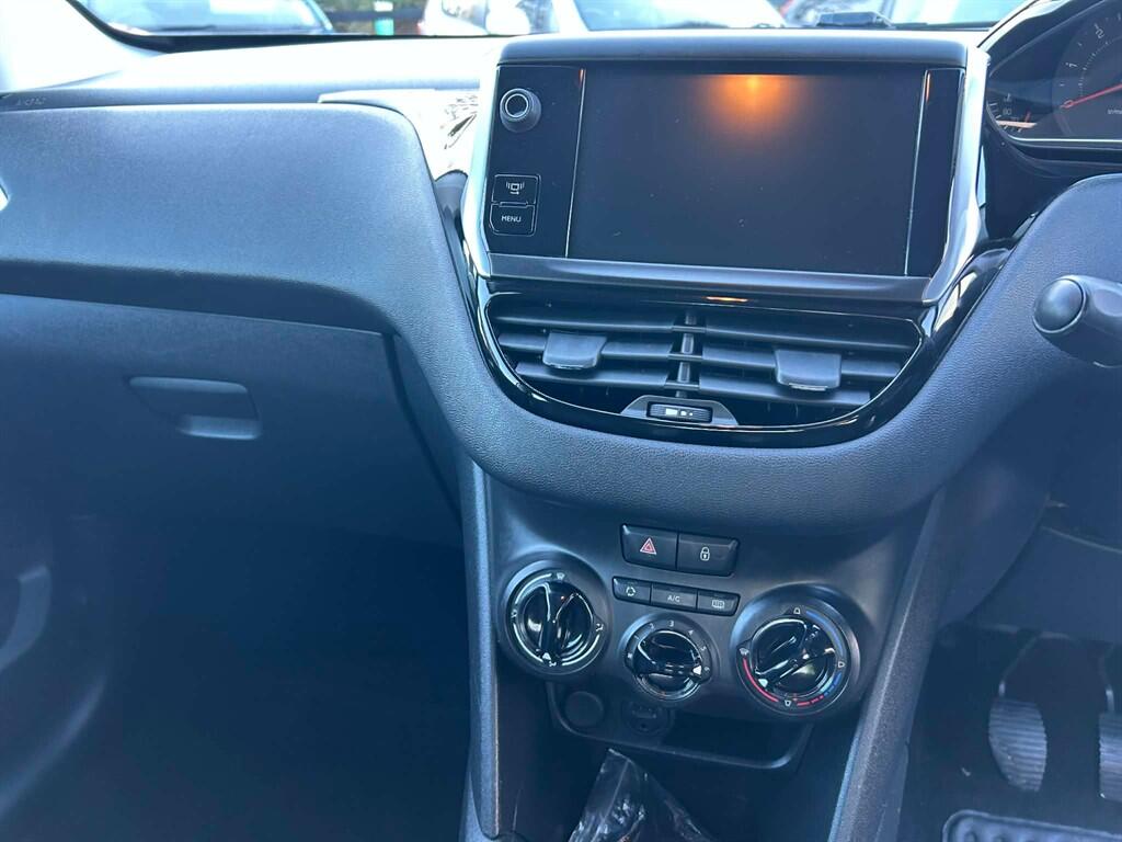 Peugeot 208 view 12