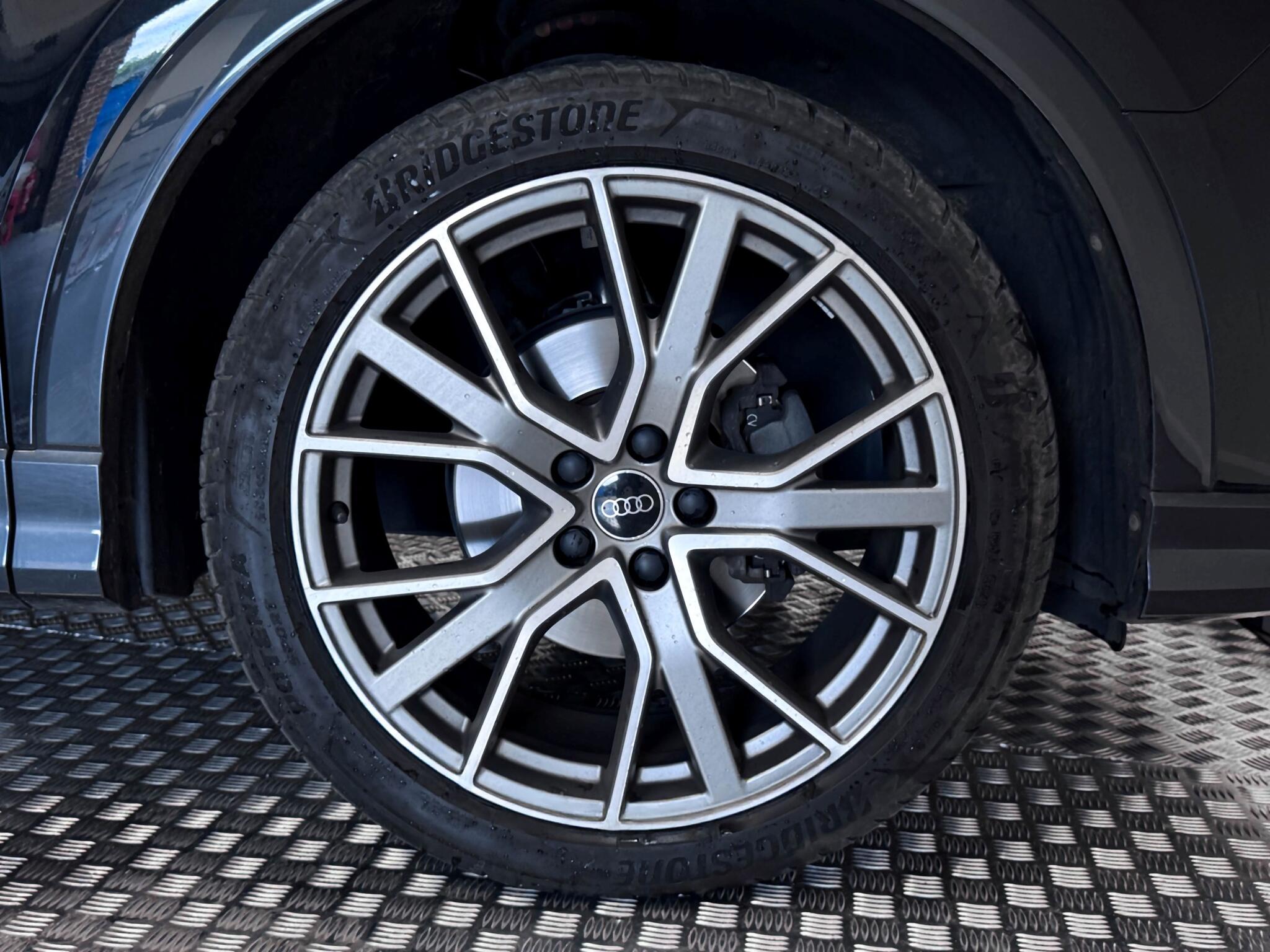 Audi Q3 view 64