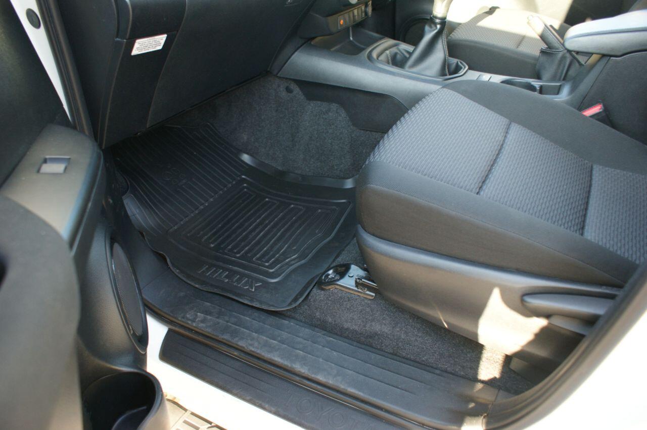 Toyota Hilux view 25