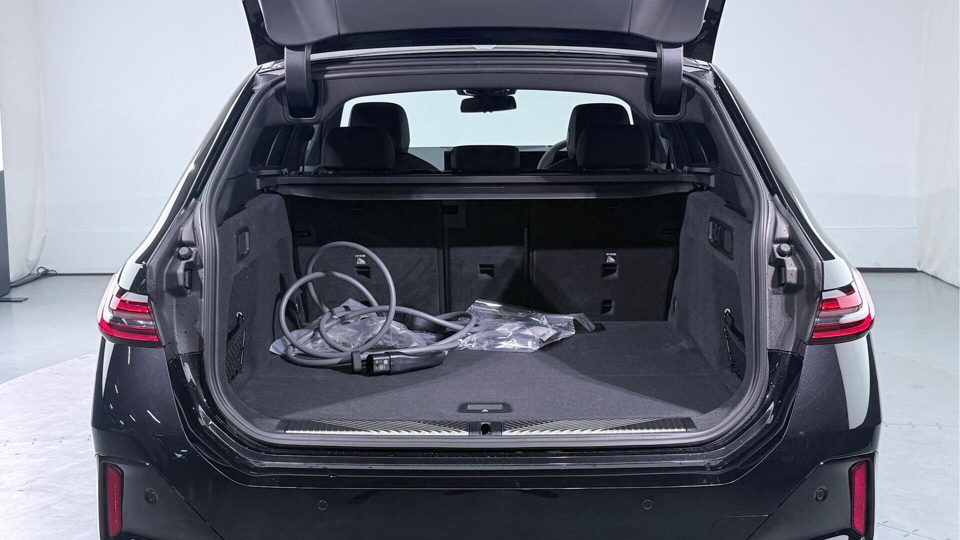 BMW 5 Series view 13