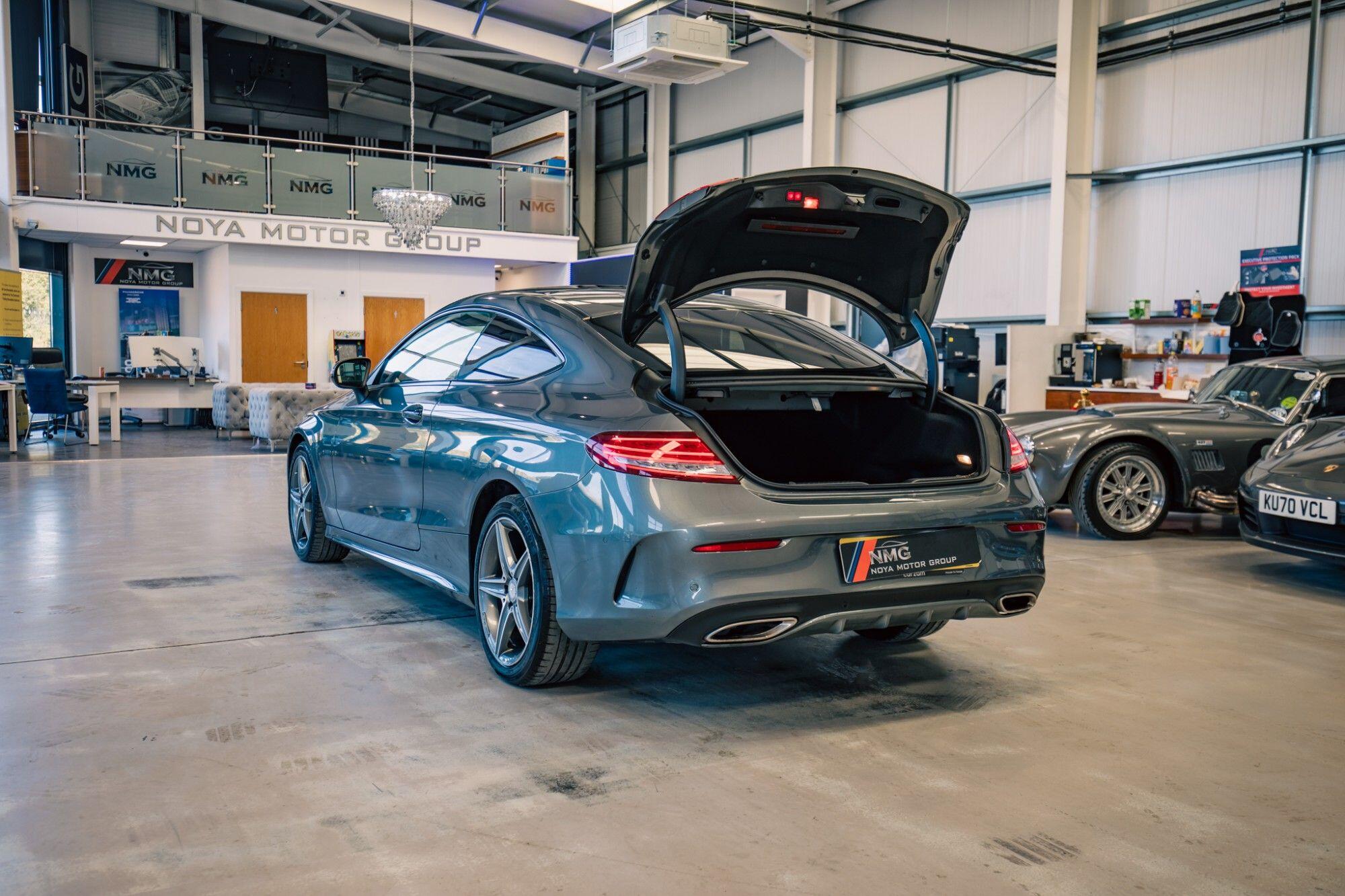Mercedes-Benz C-Class view 27