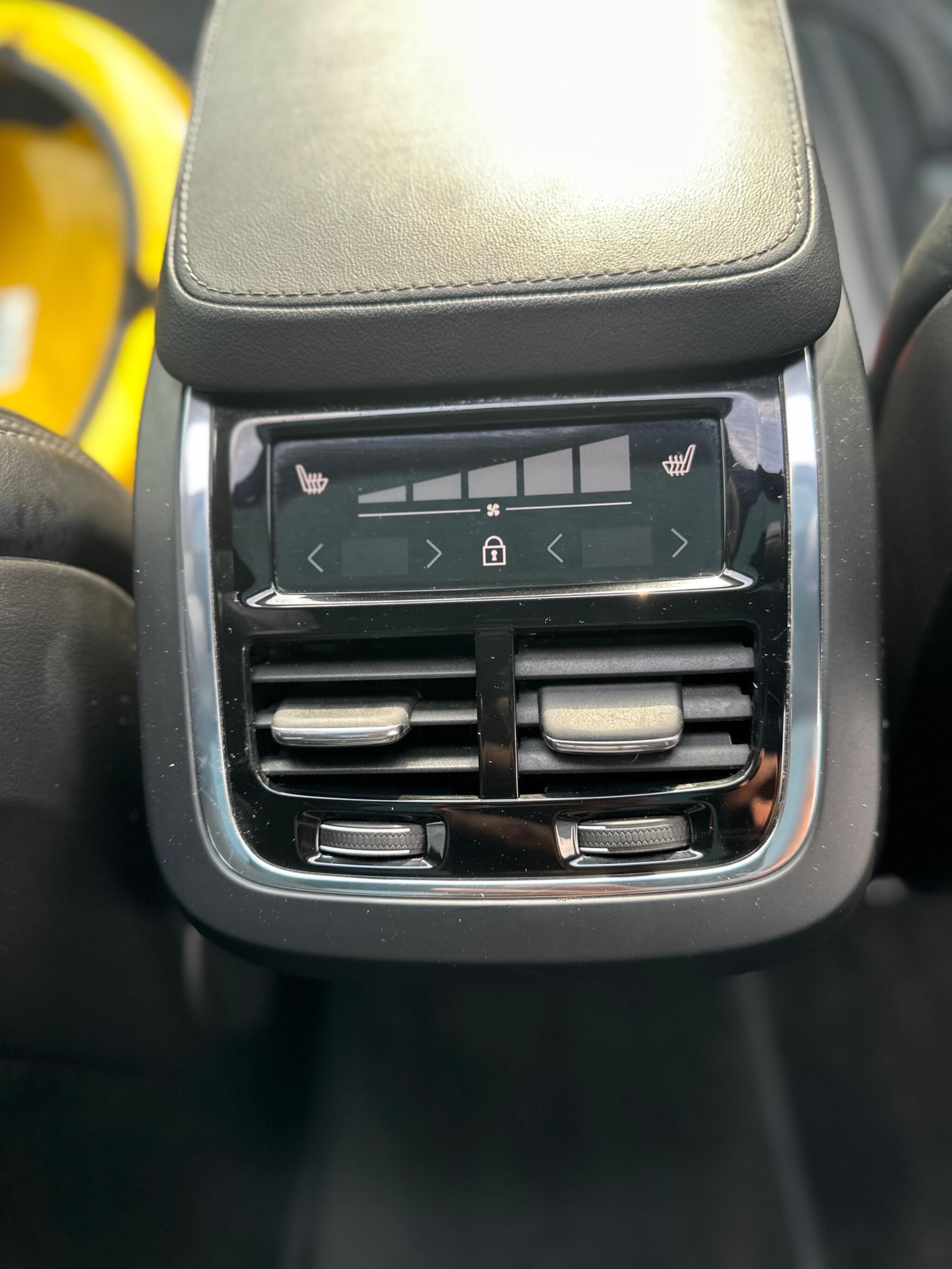 Volvo XC90 view 26