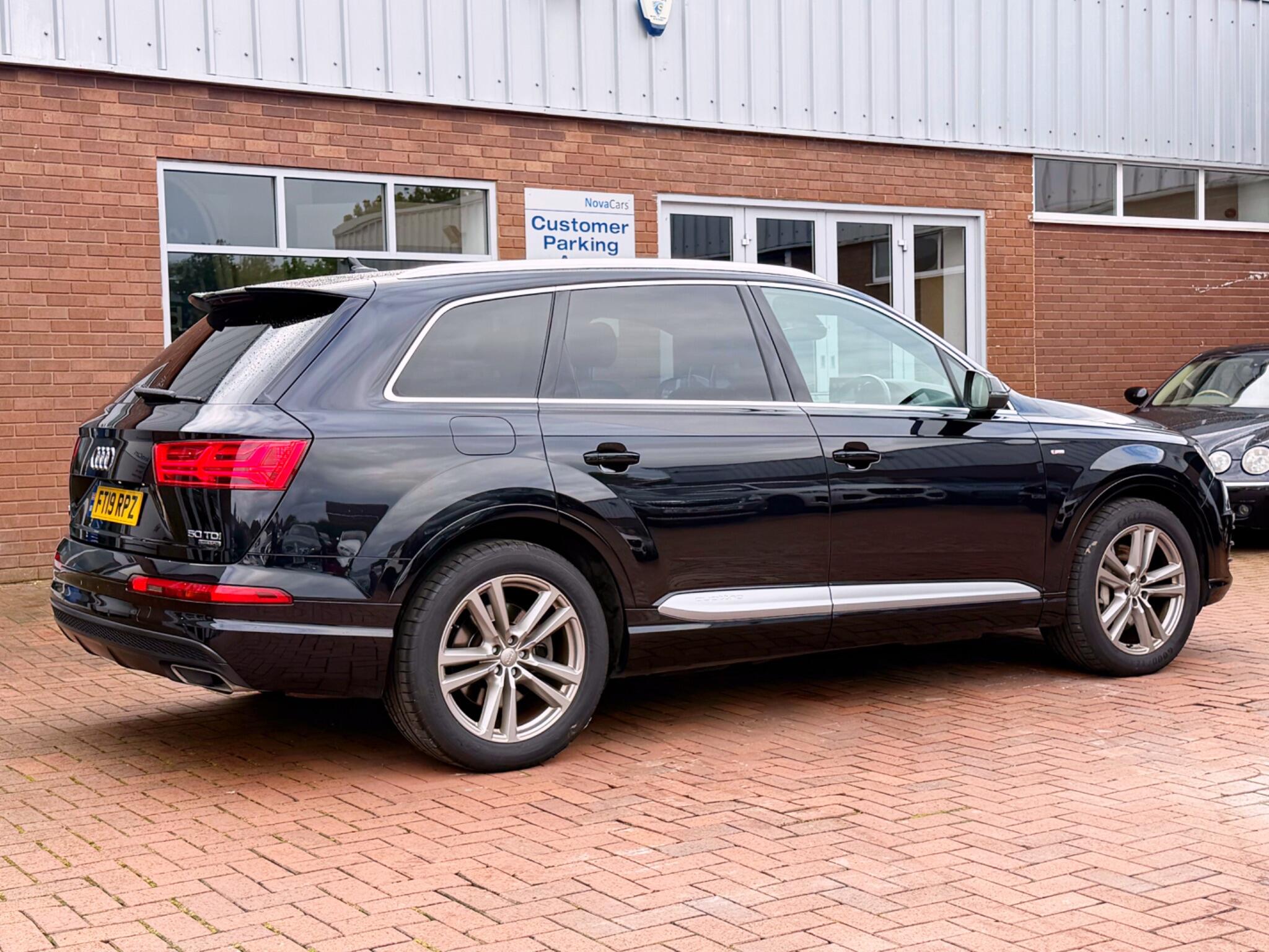 Audi Q7 view 19