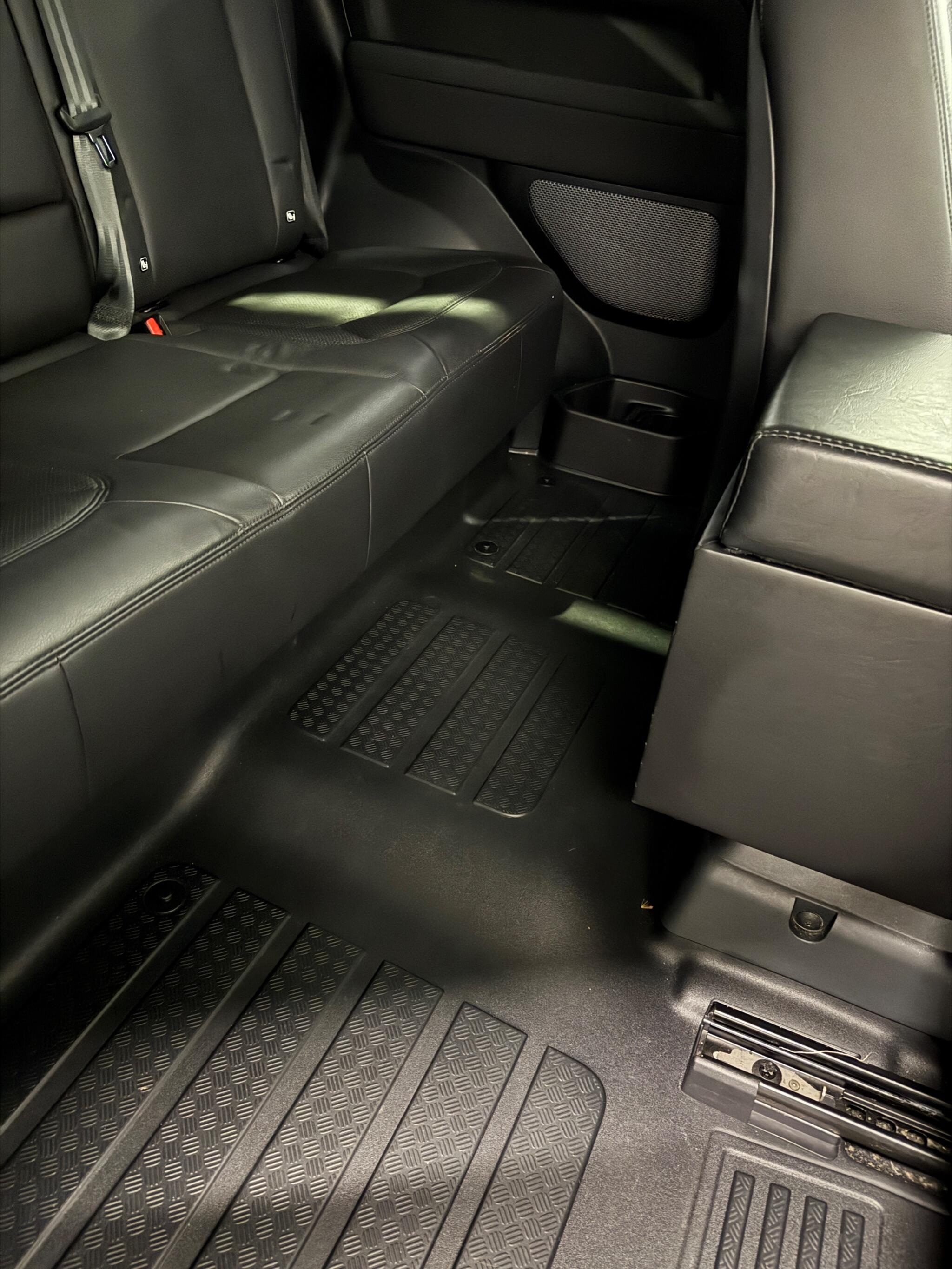 Land Rover Defender view 14