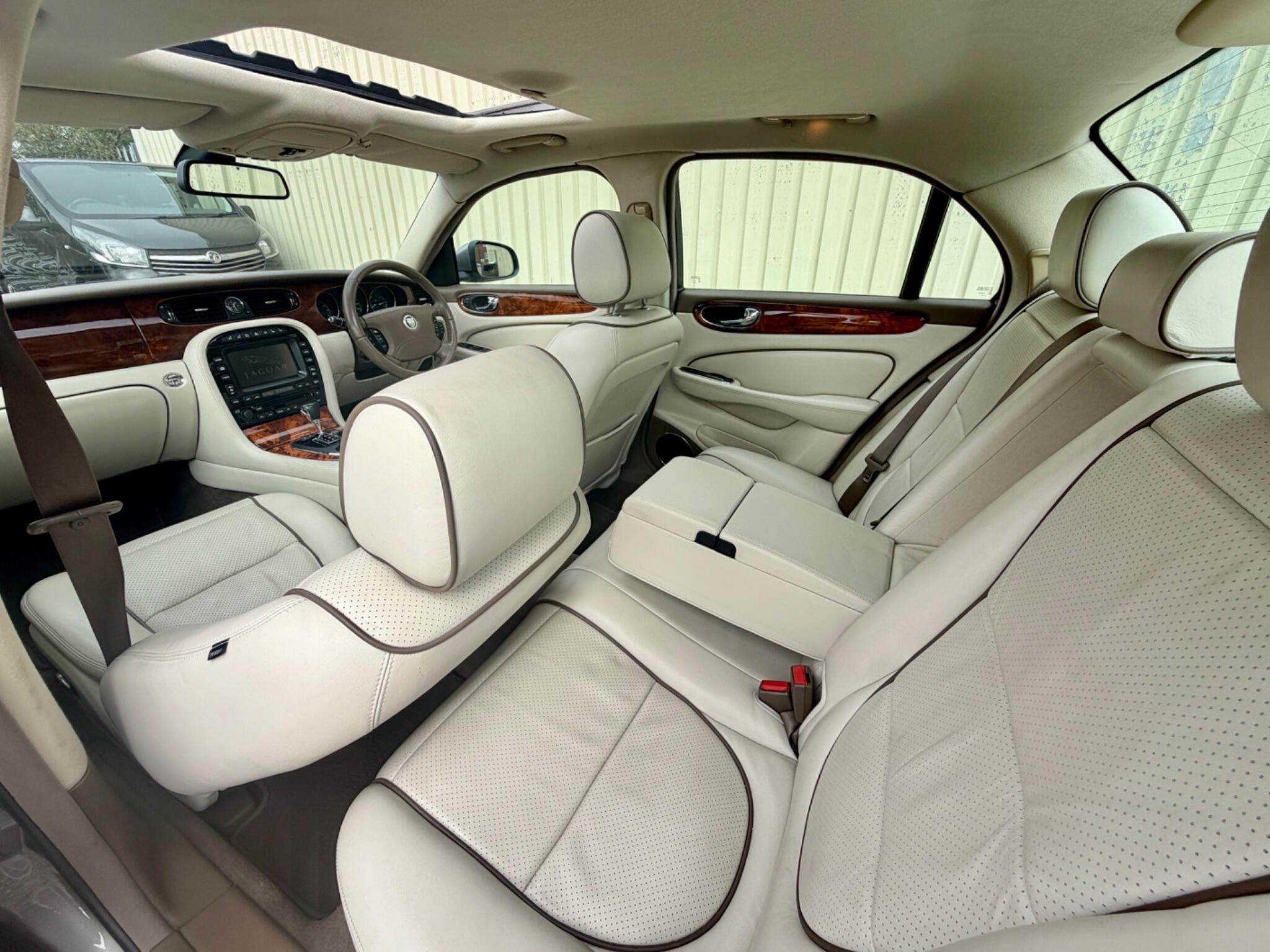 Jaguar XJ view 11