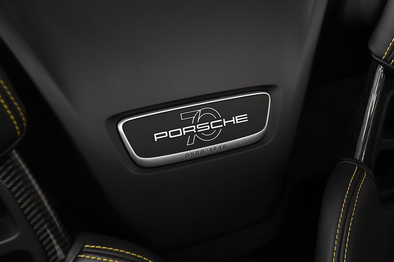 Porsche 911 view 12