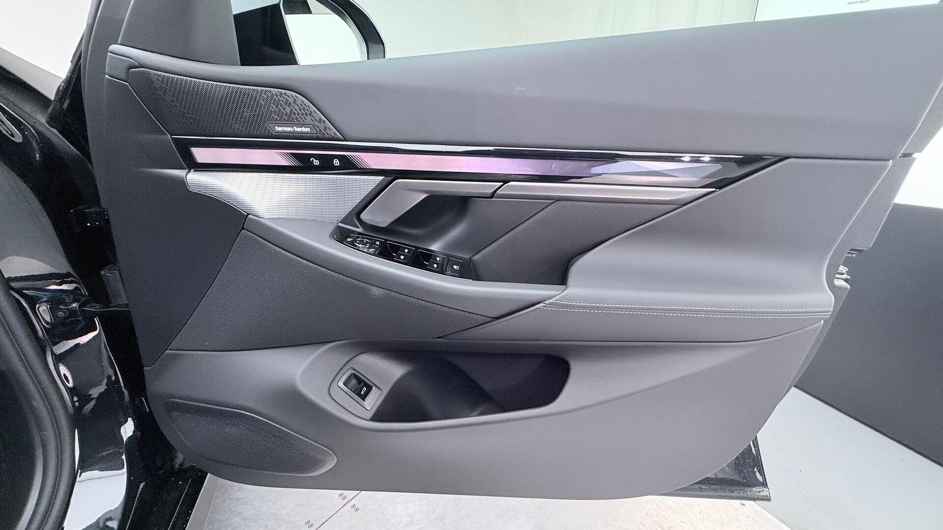 BMW 5 Series view 21