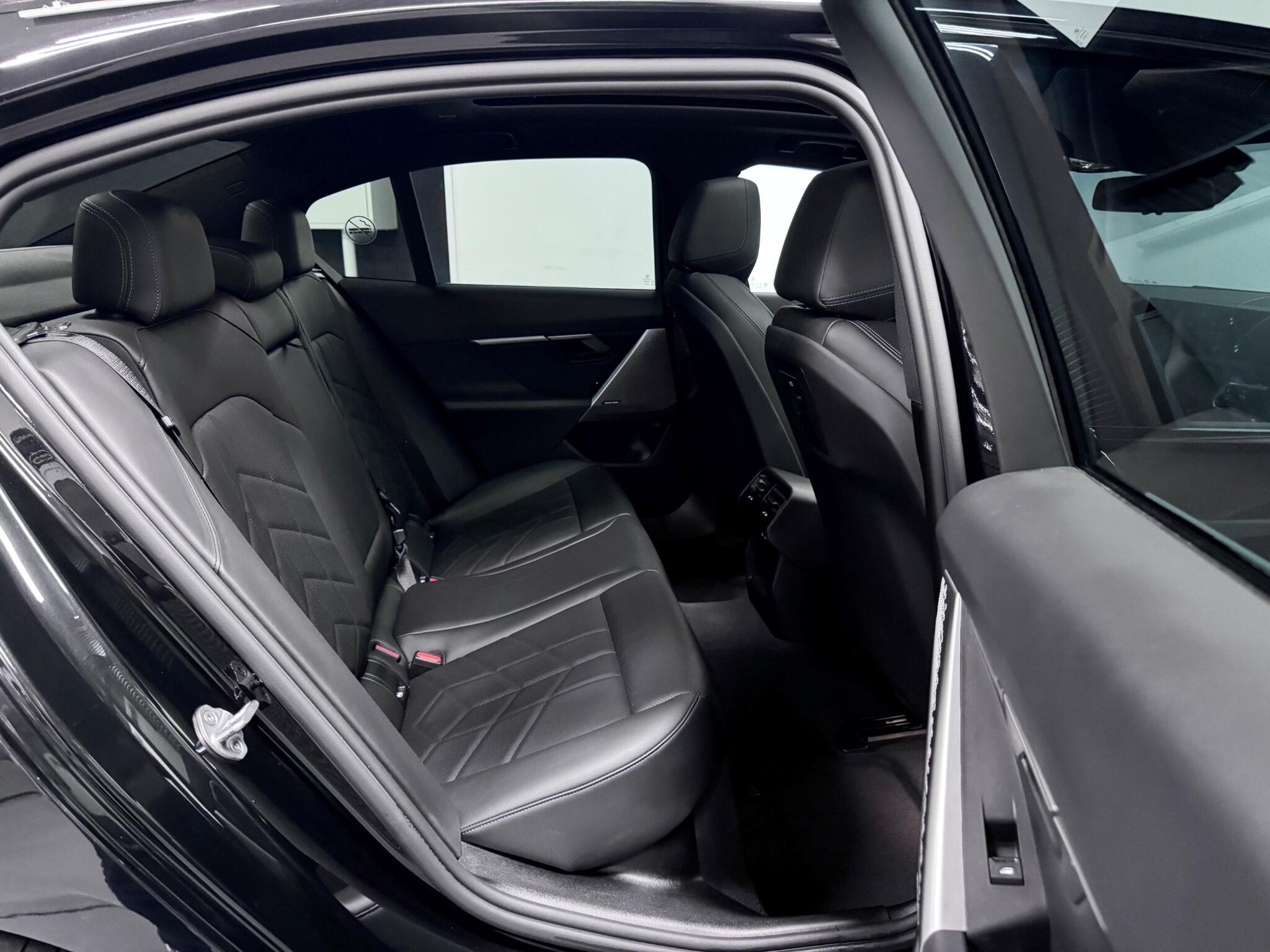 BMW 5 Series view 29