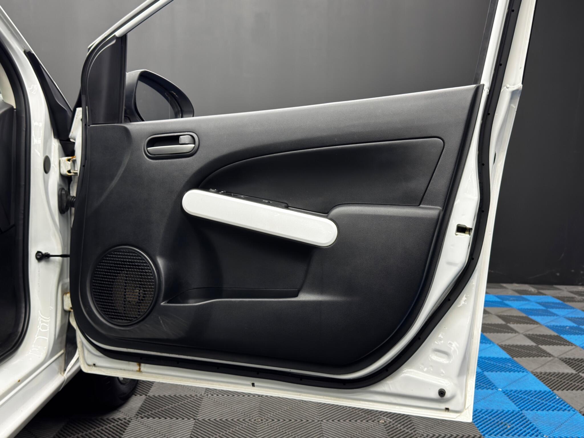 Mazda Mazda2 view 27