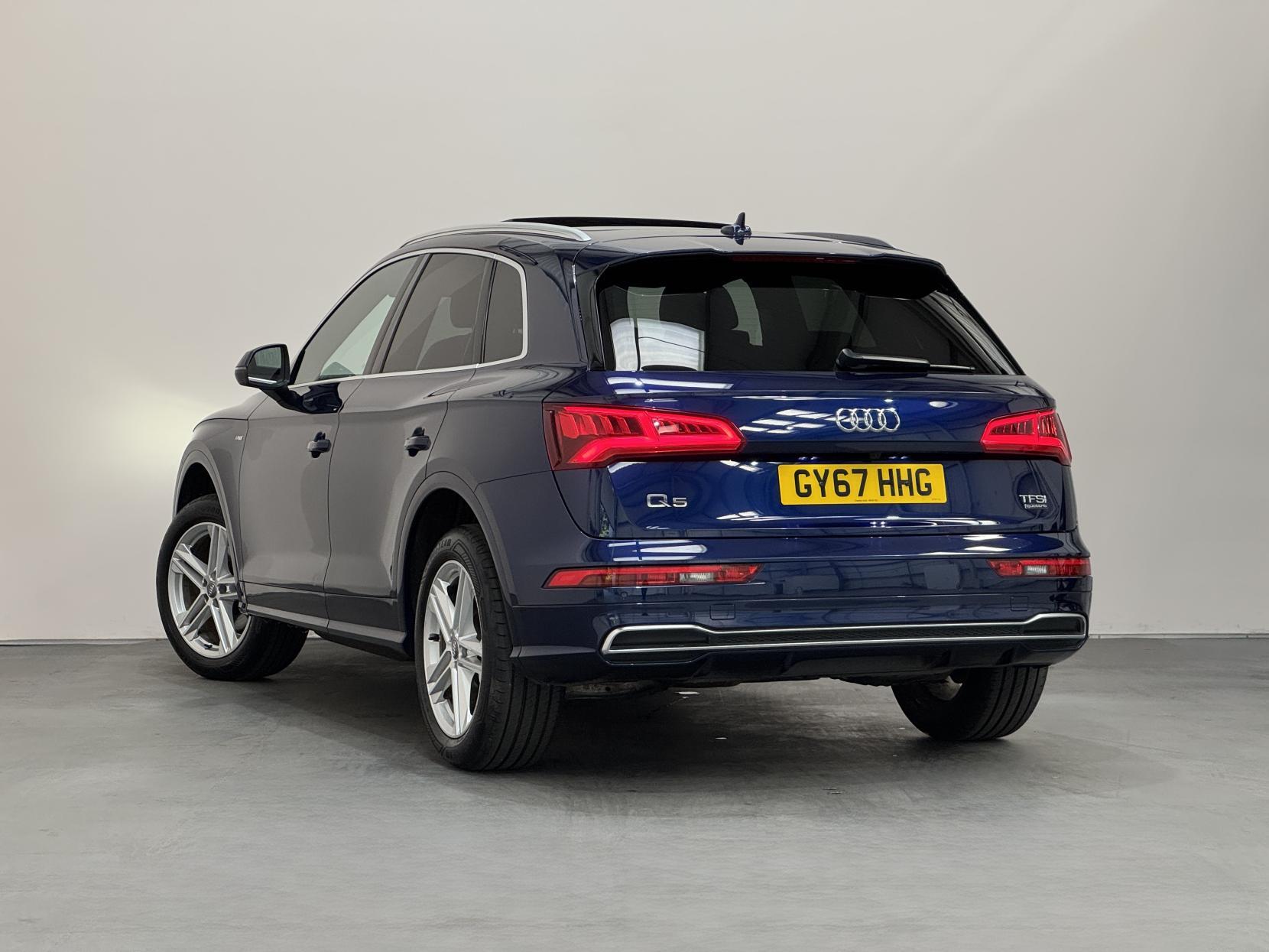 Audi Q5 view 10