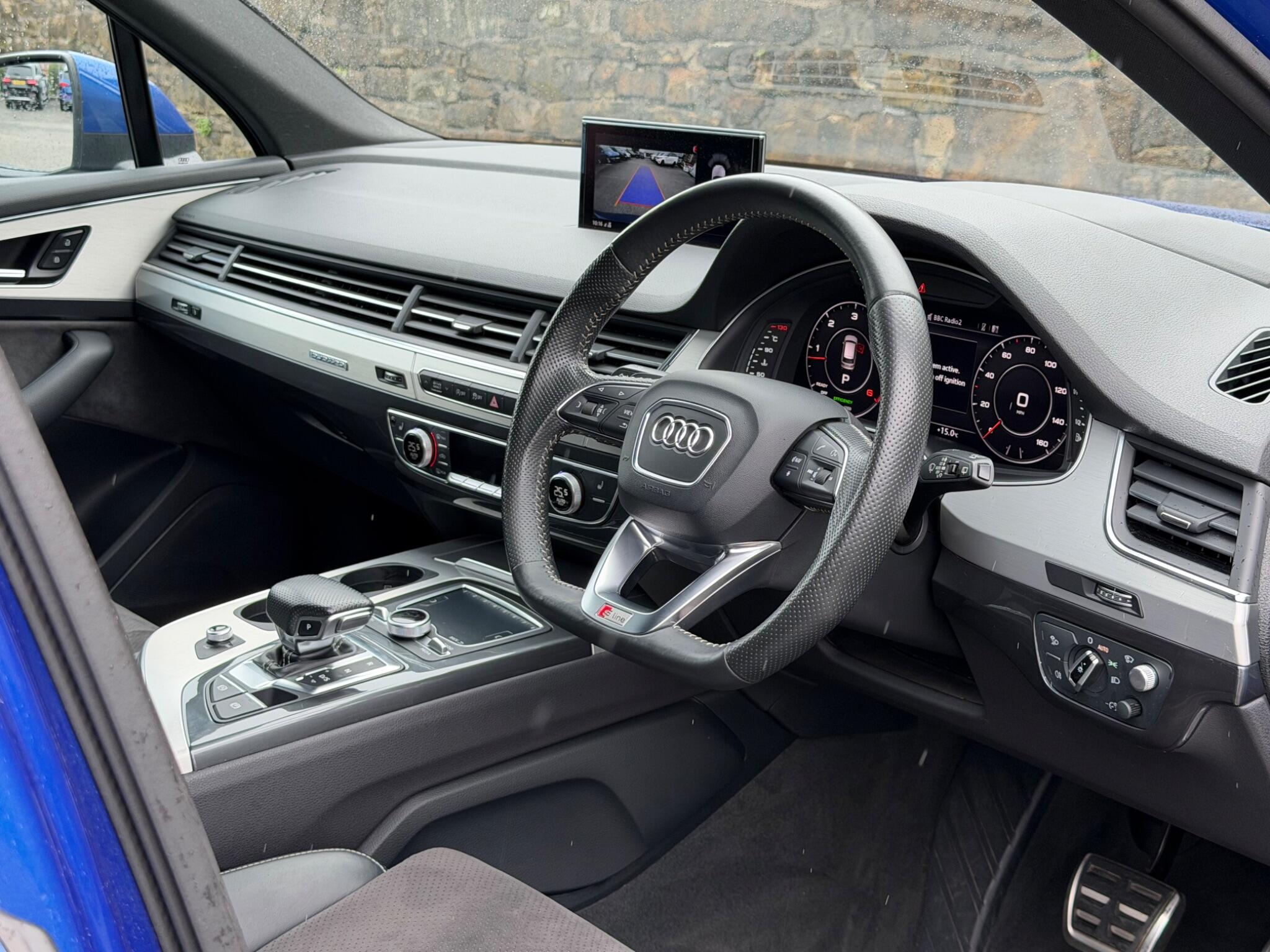 Audi Q7 view 11