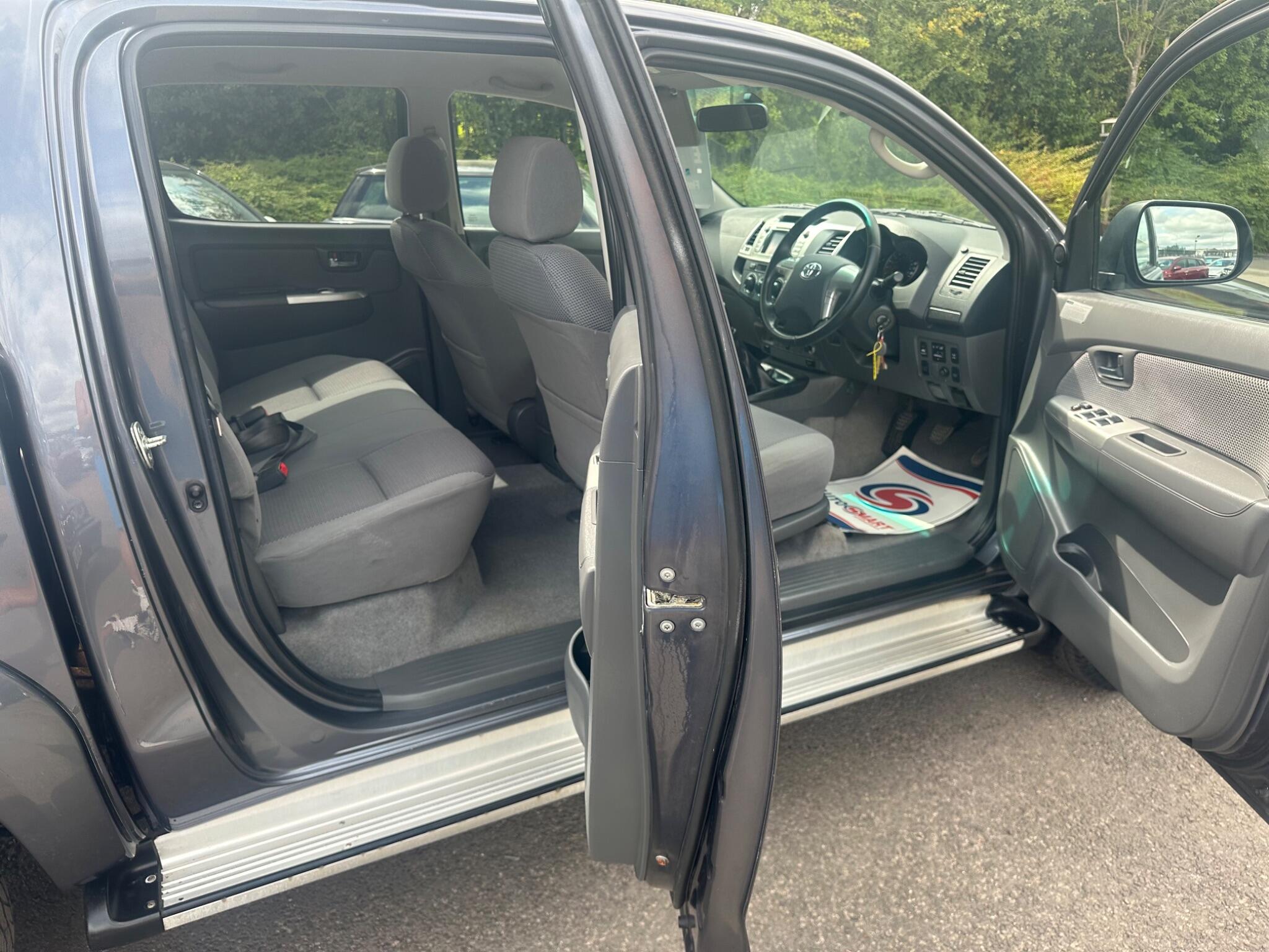 Toyota Hilux view 20