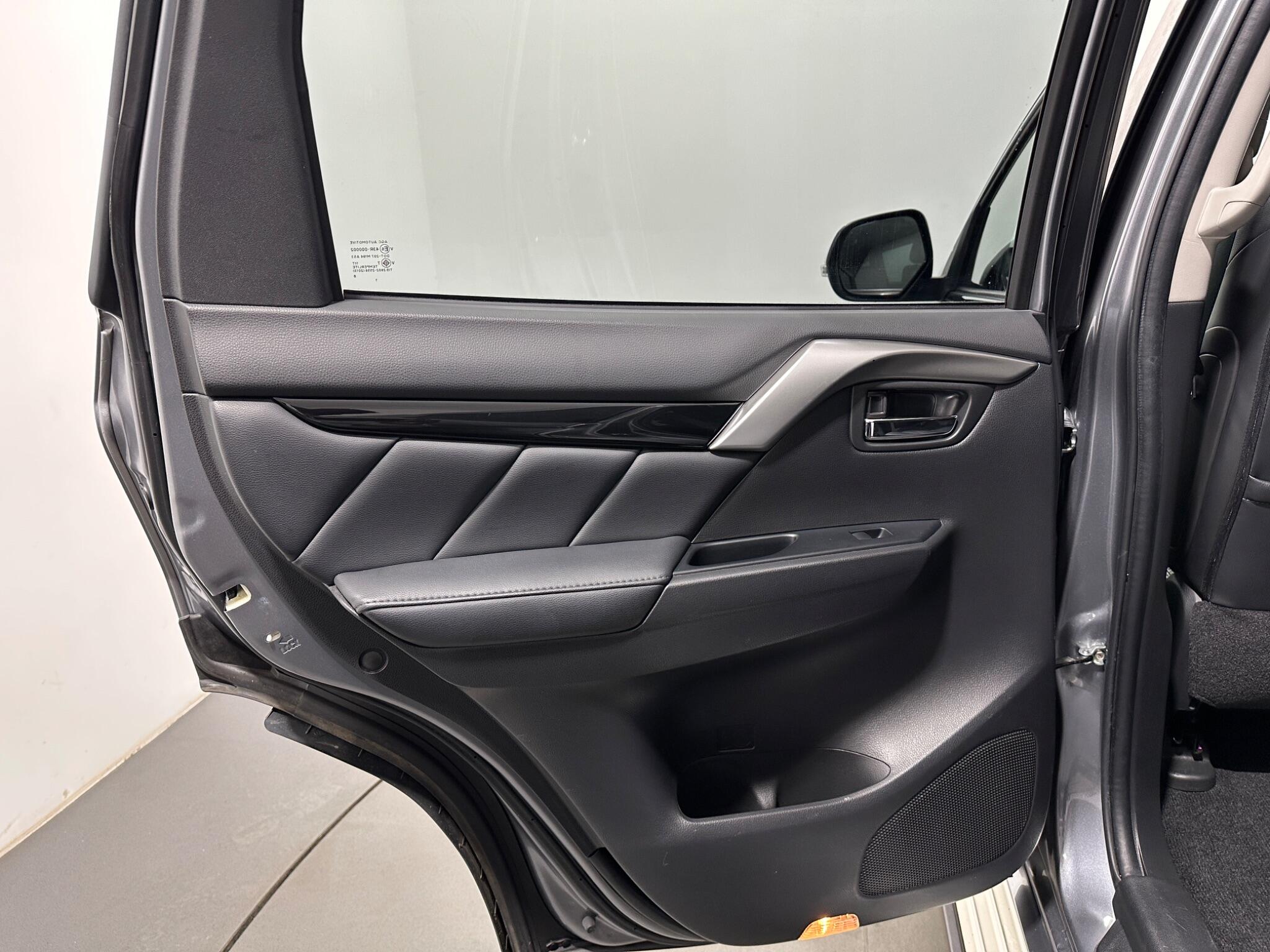 Mitsubishi Shogun Sport view 41
