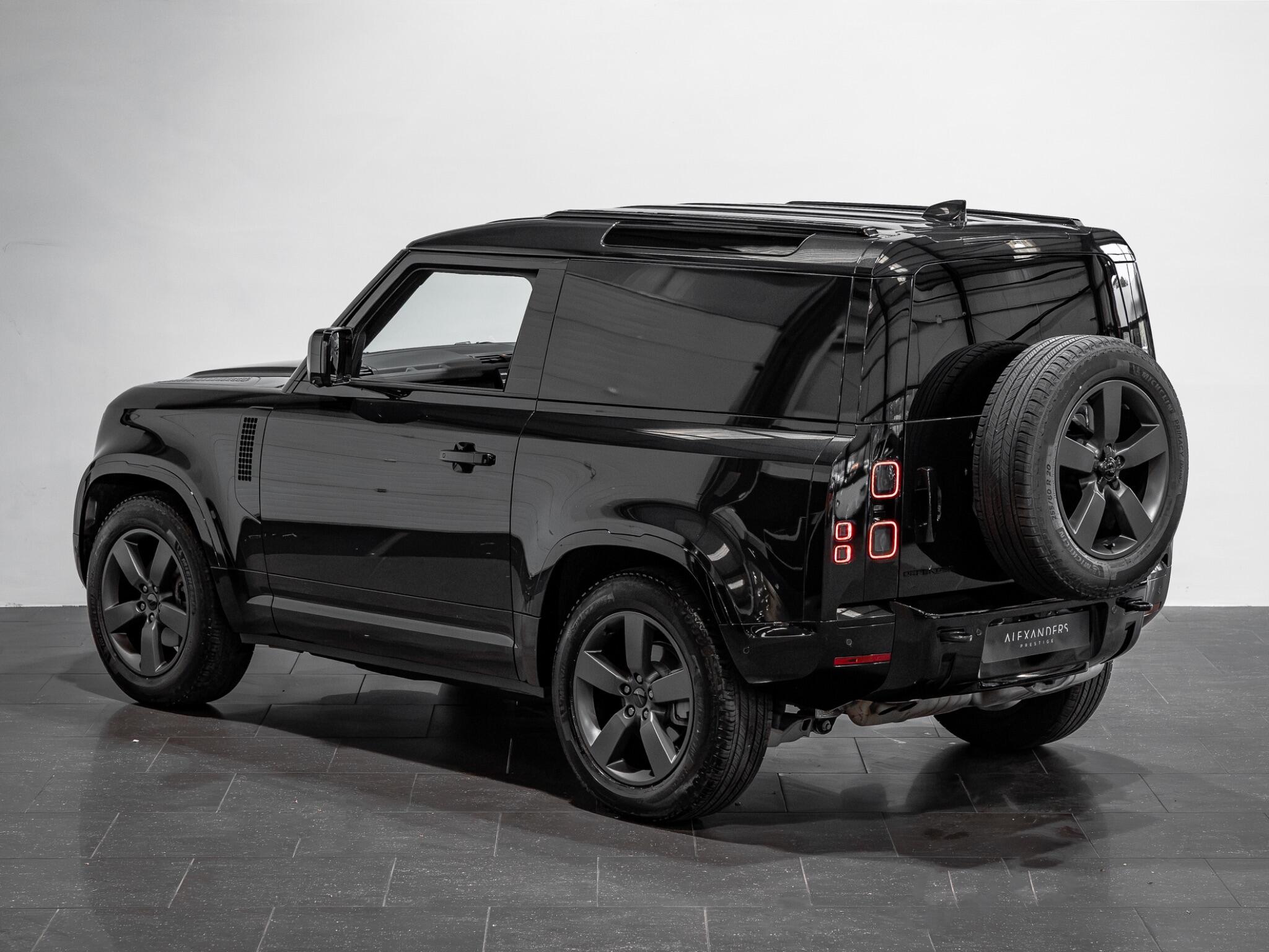 Land Rover Defender 90 view 4