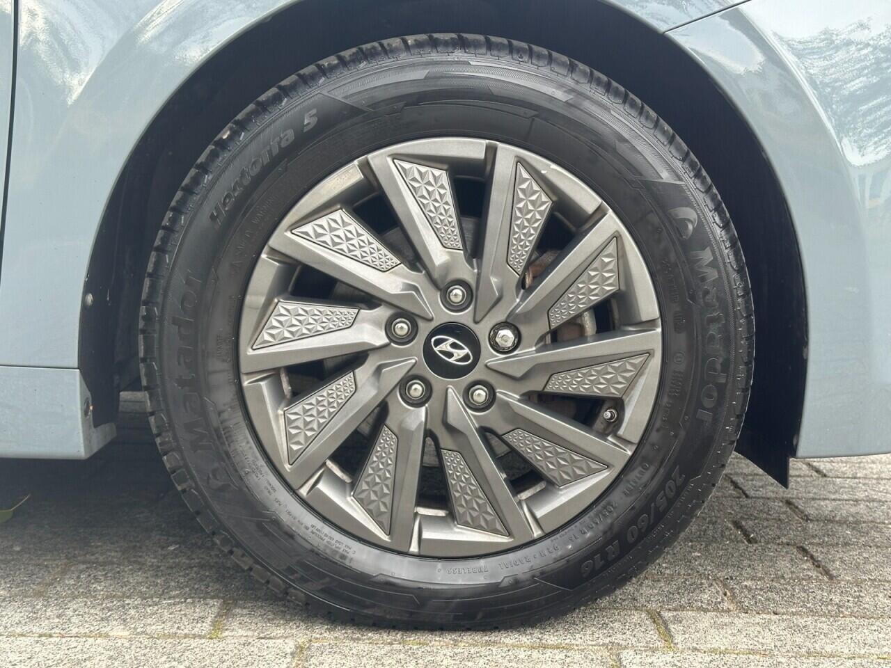 Hyundai Ioniq view 16