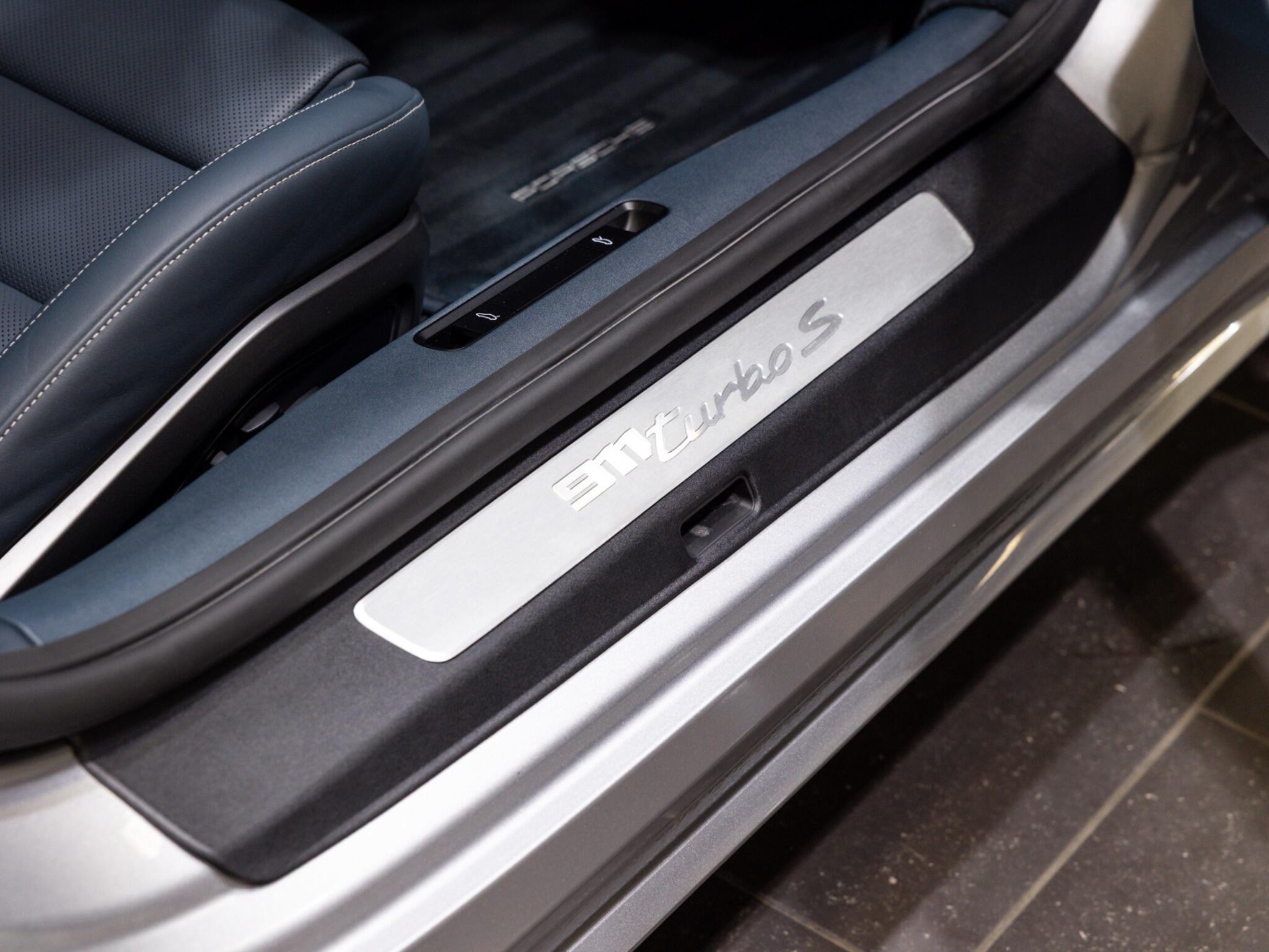 Porsche 911 view 31