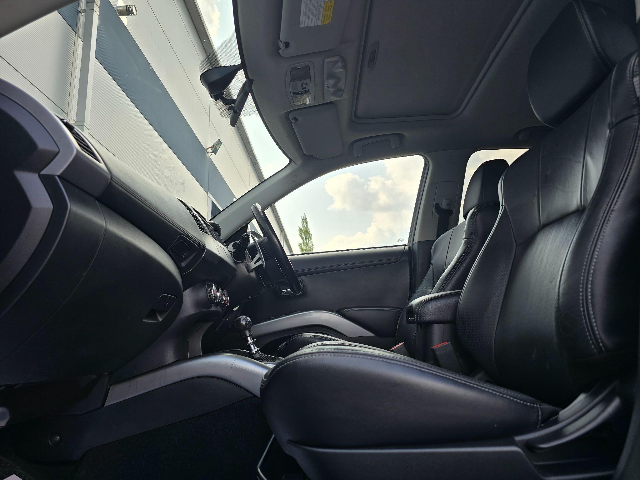 Mitsubishi Outlander view 12