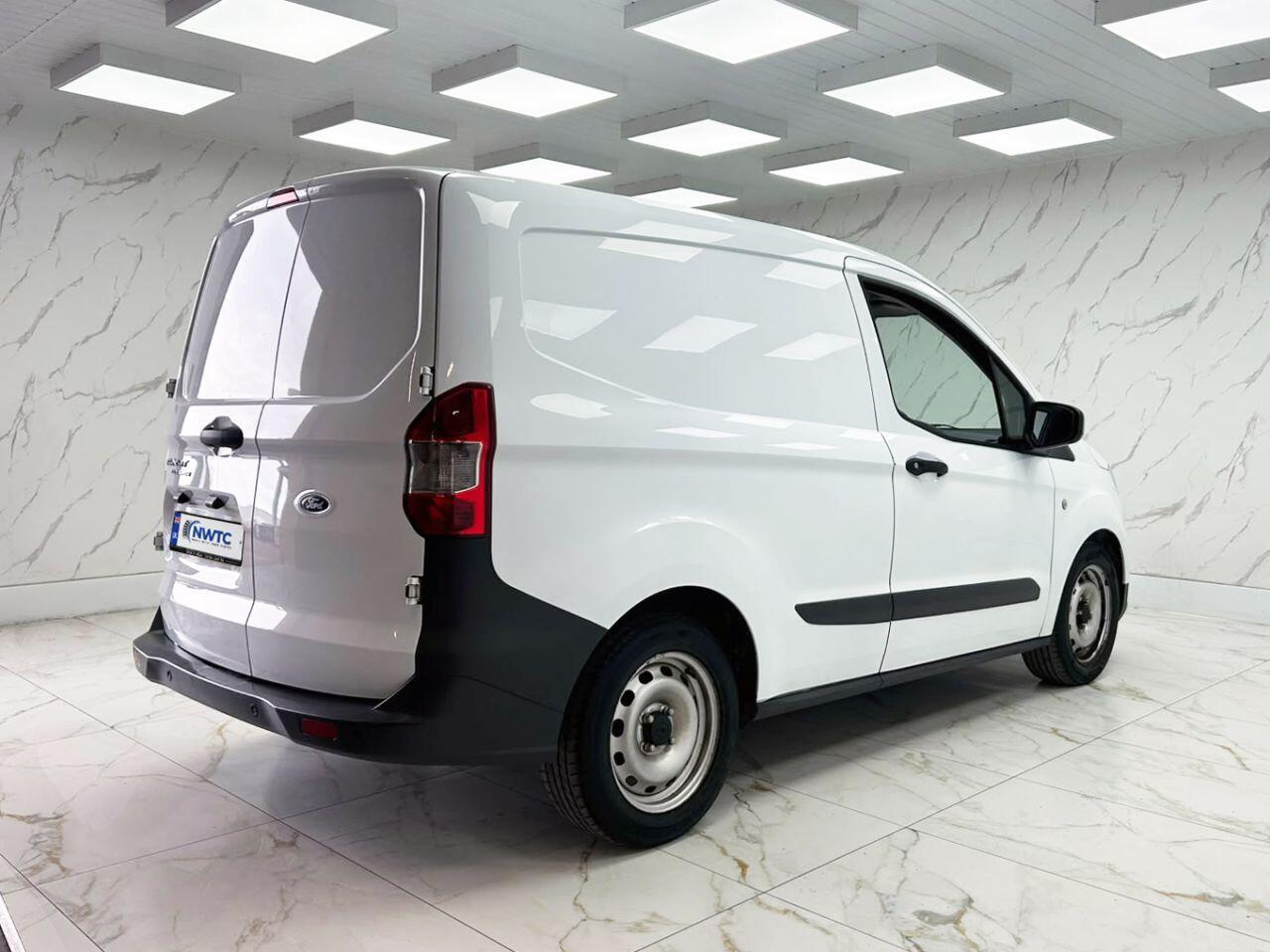 Ford Transit Courier view 8