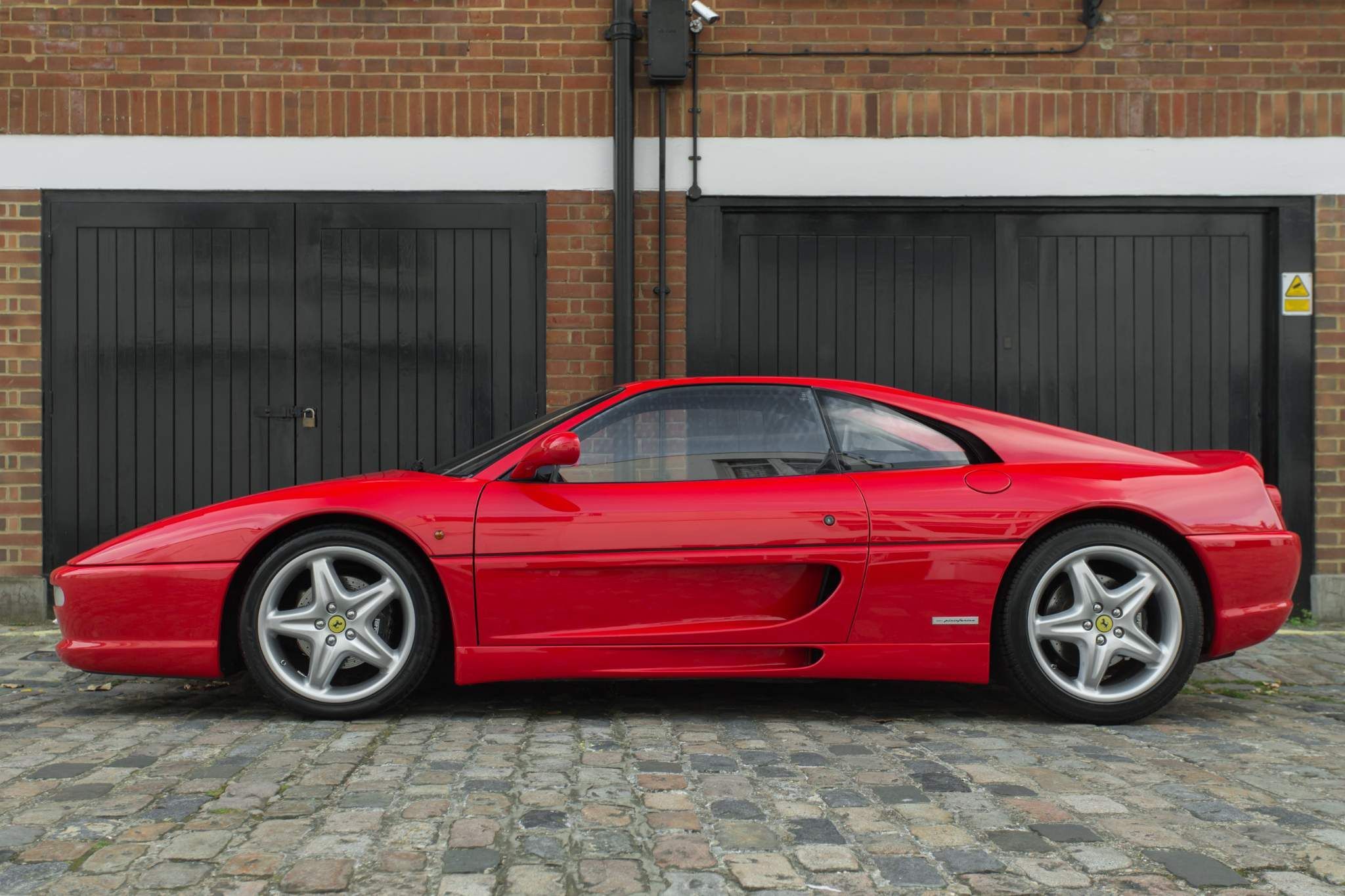 Ferrari F355 view 3