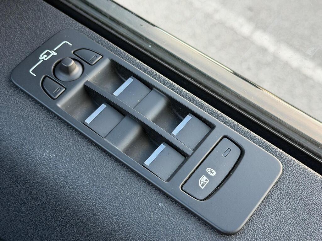 Land Rover Discovery Sport view 46