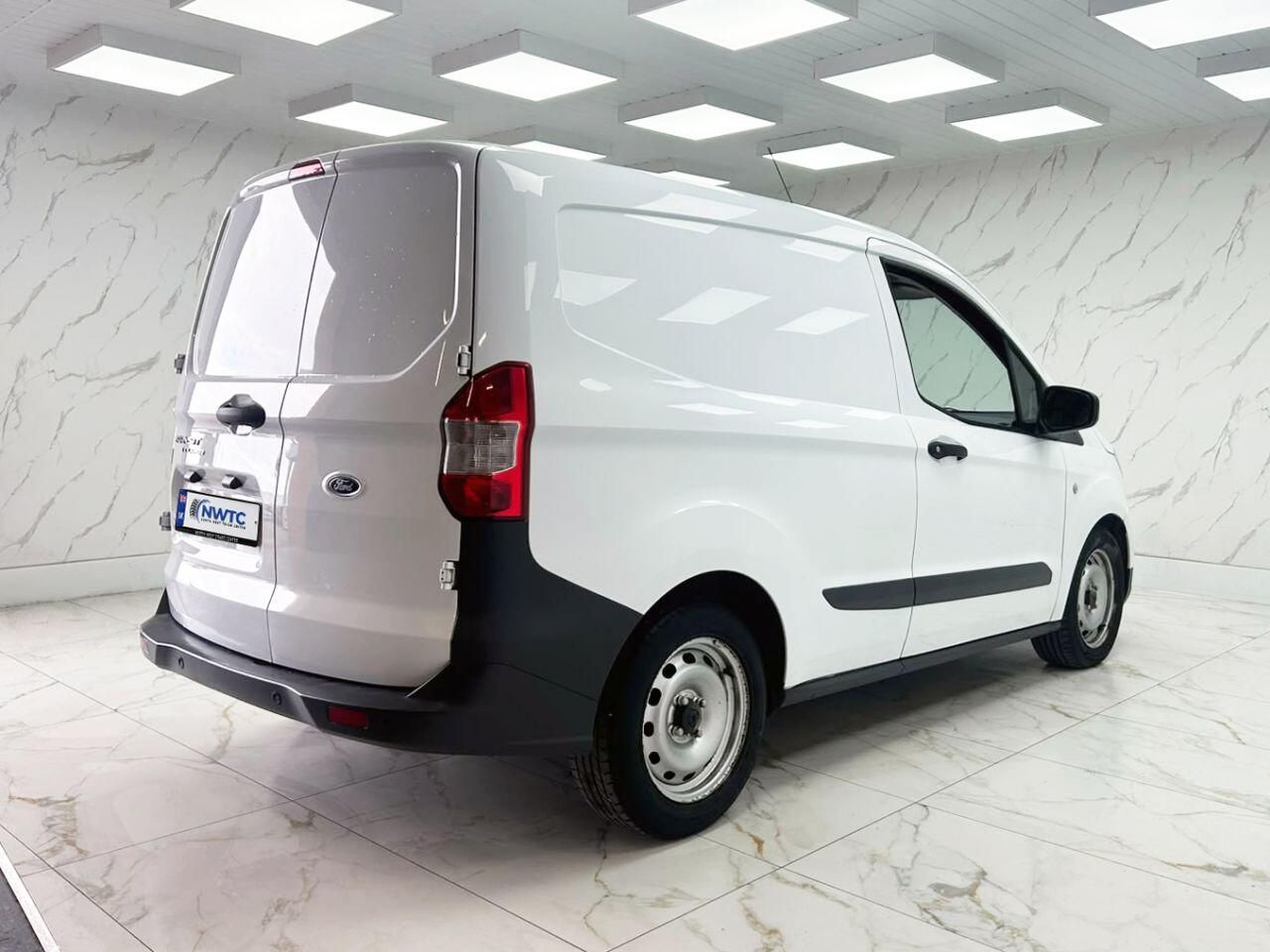 Ford Transit Courier view 9