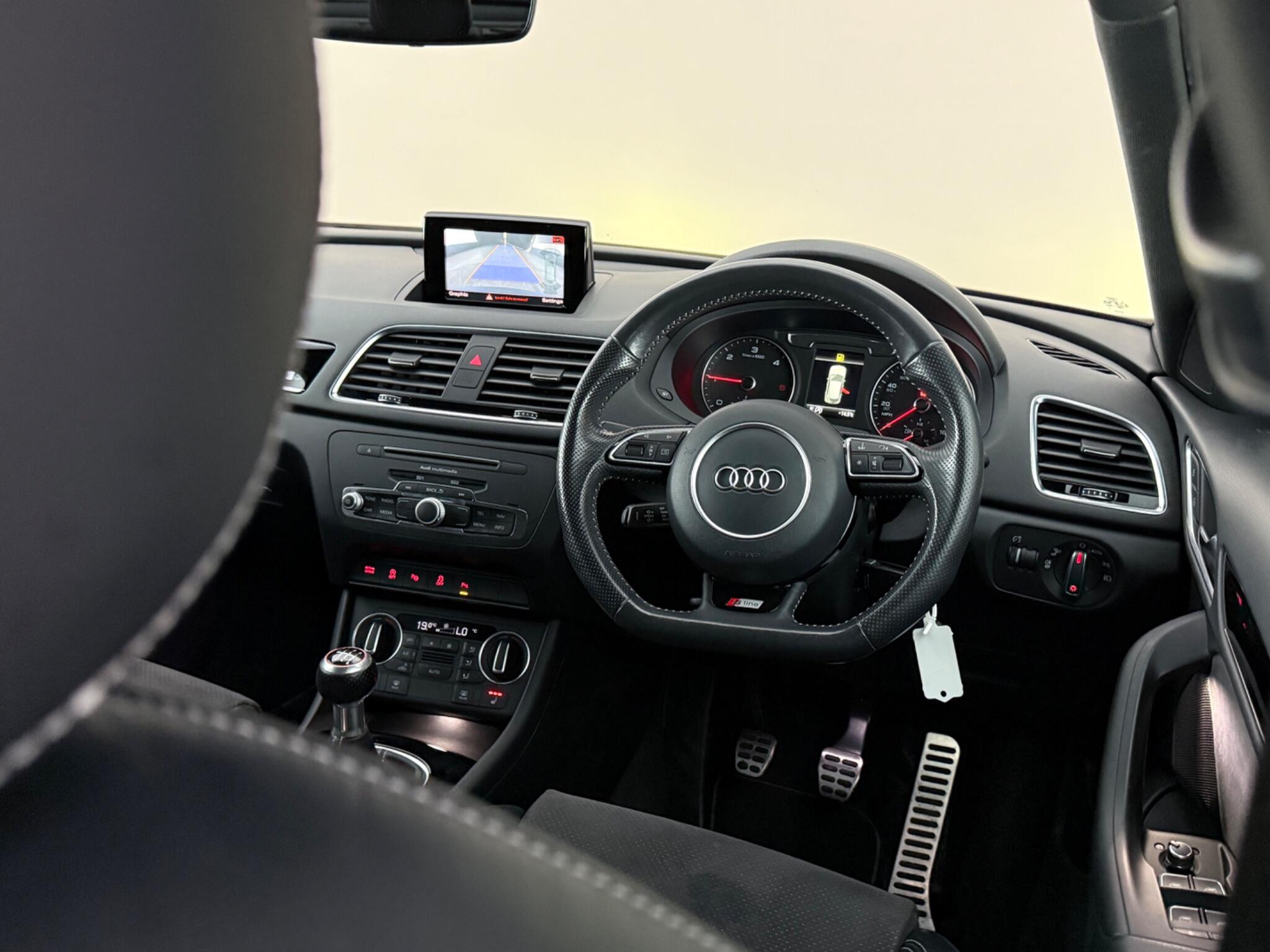 Audi Q3 view 14