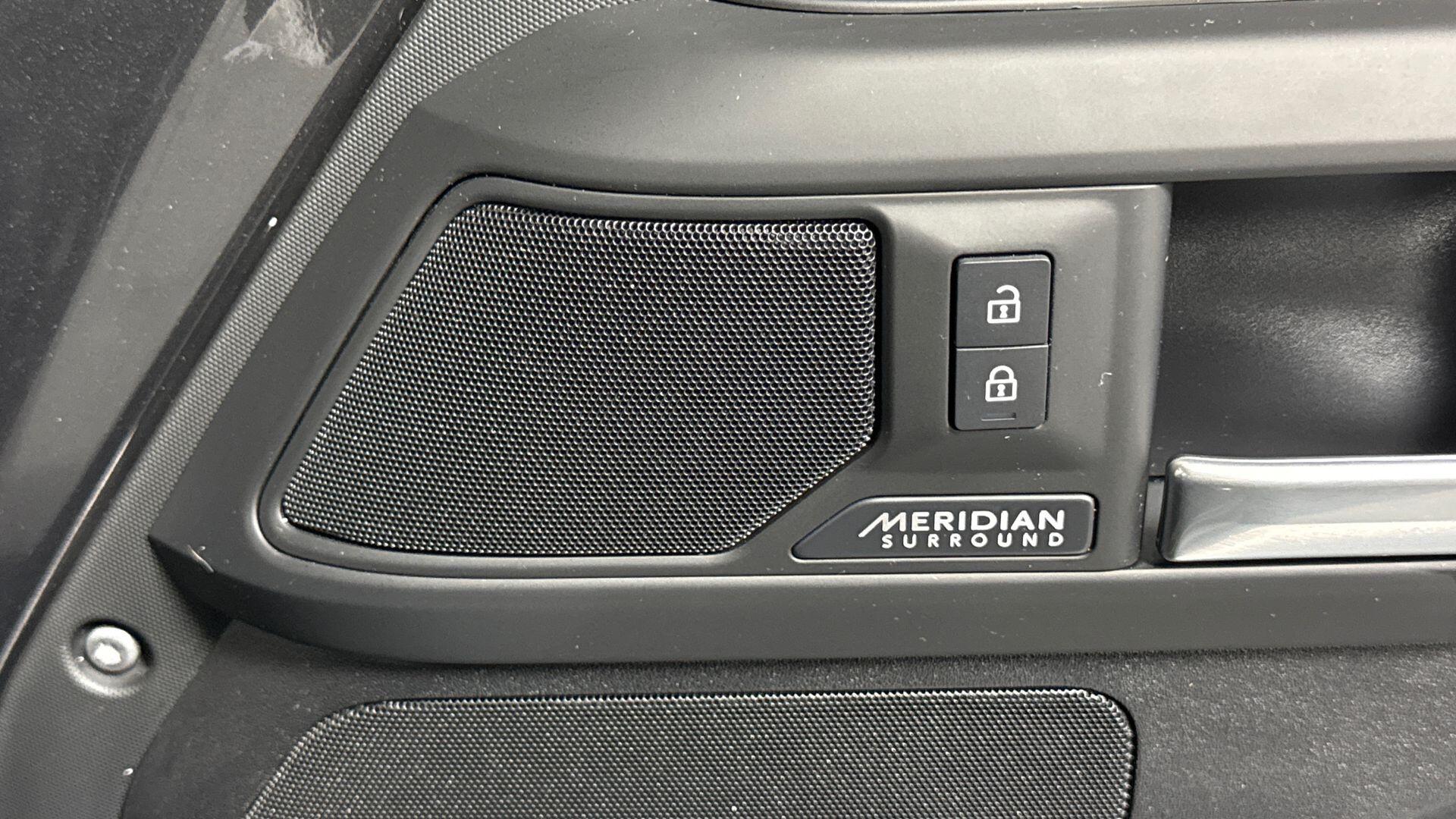 Land Rover Defender view 24