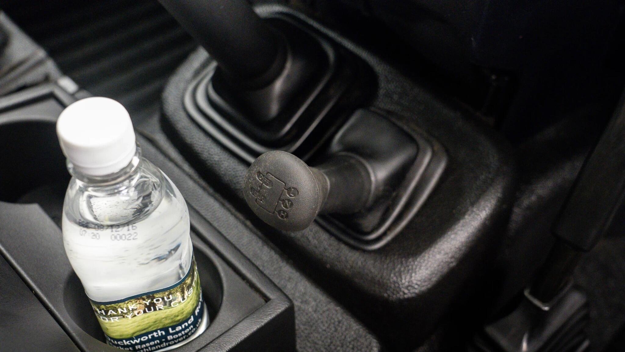 Land Rover Defender 90 view 12