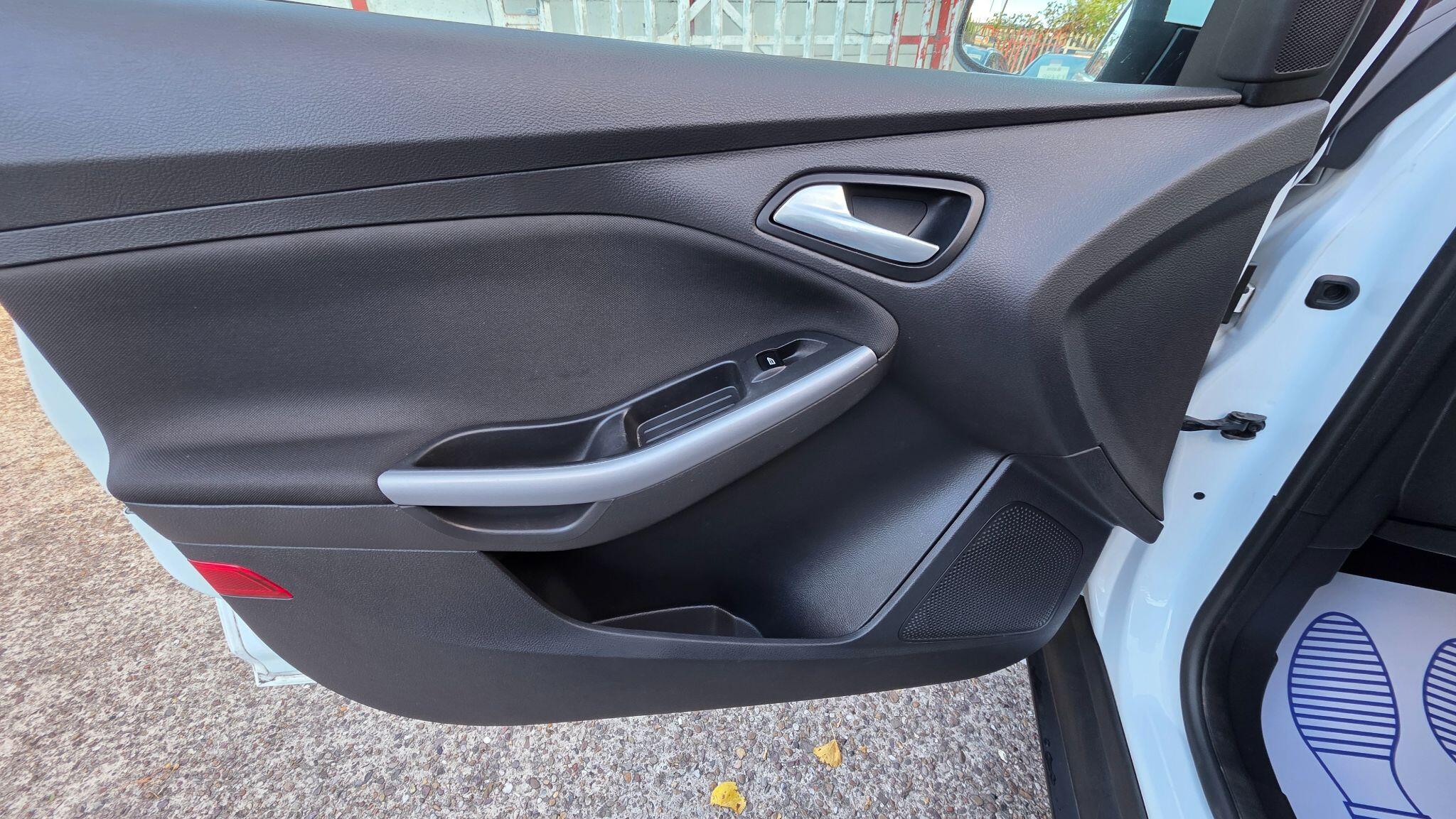 Ford Focus view 31