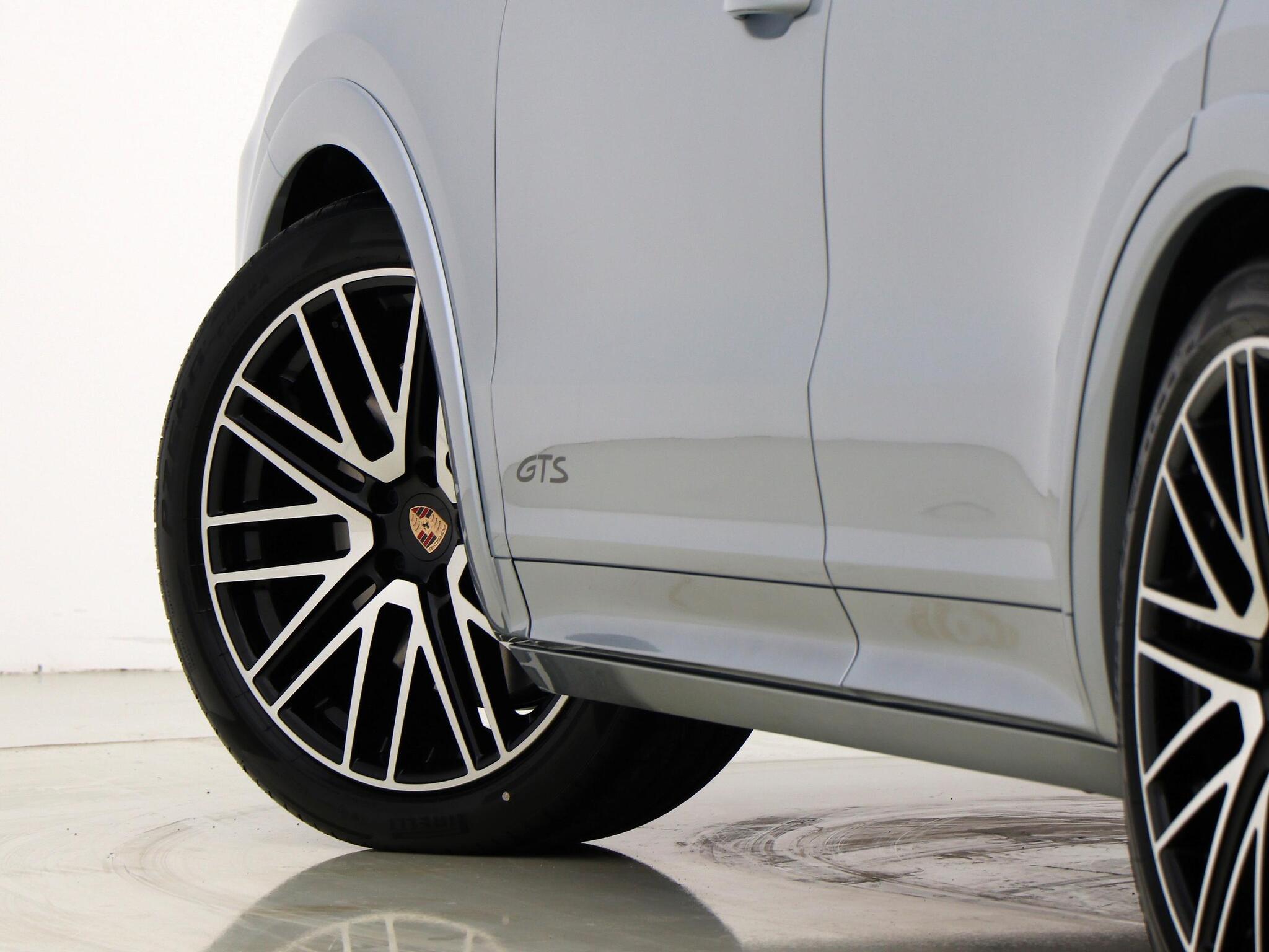 Porsche Cayenne view 10