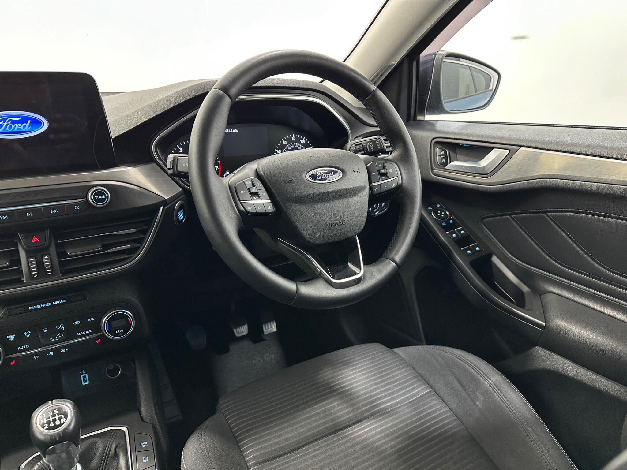 Ford Focus view 12