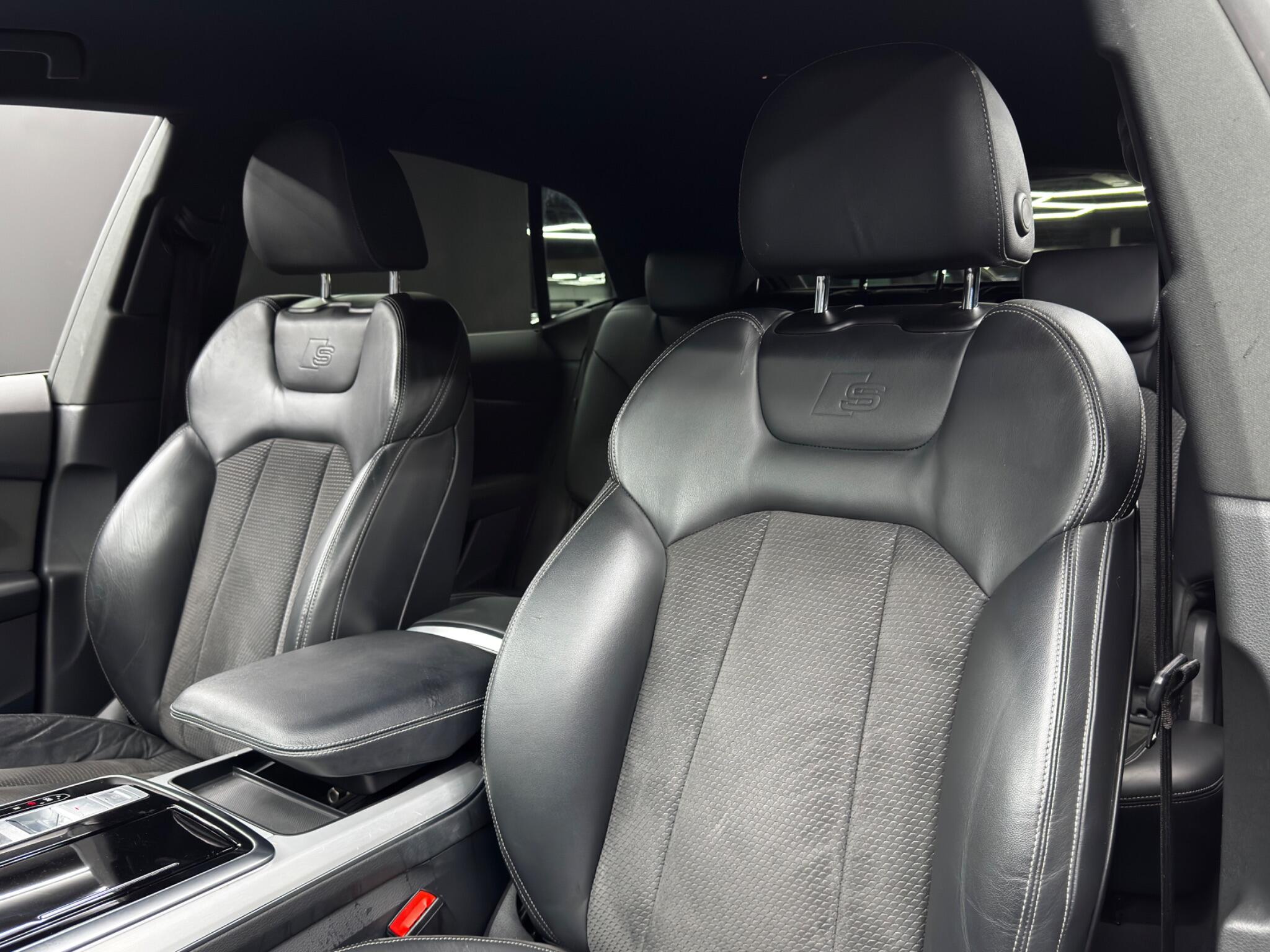 Audi Q8 view 14