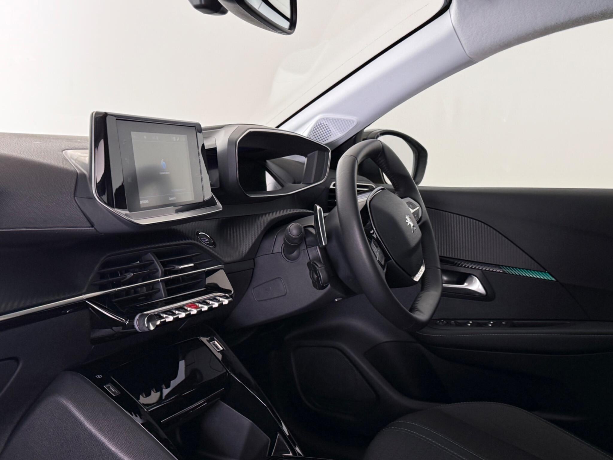 Peugeot 208 view 4