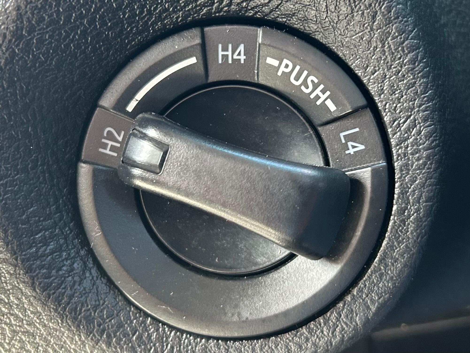 Toyota Hilux view 38