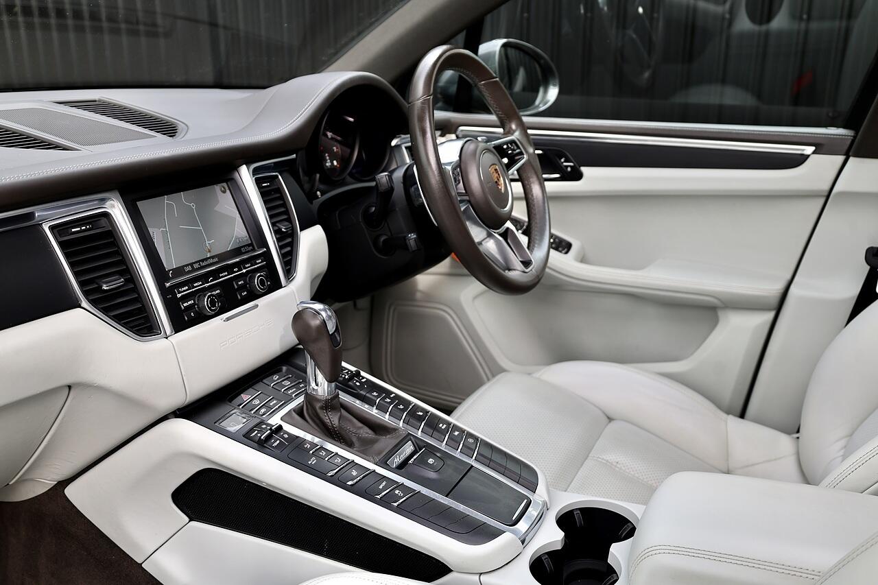 Porsche Macan view 8