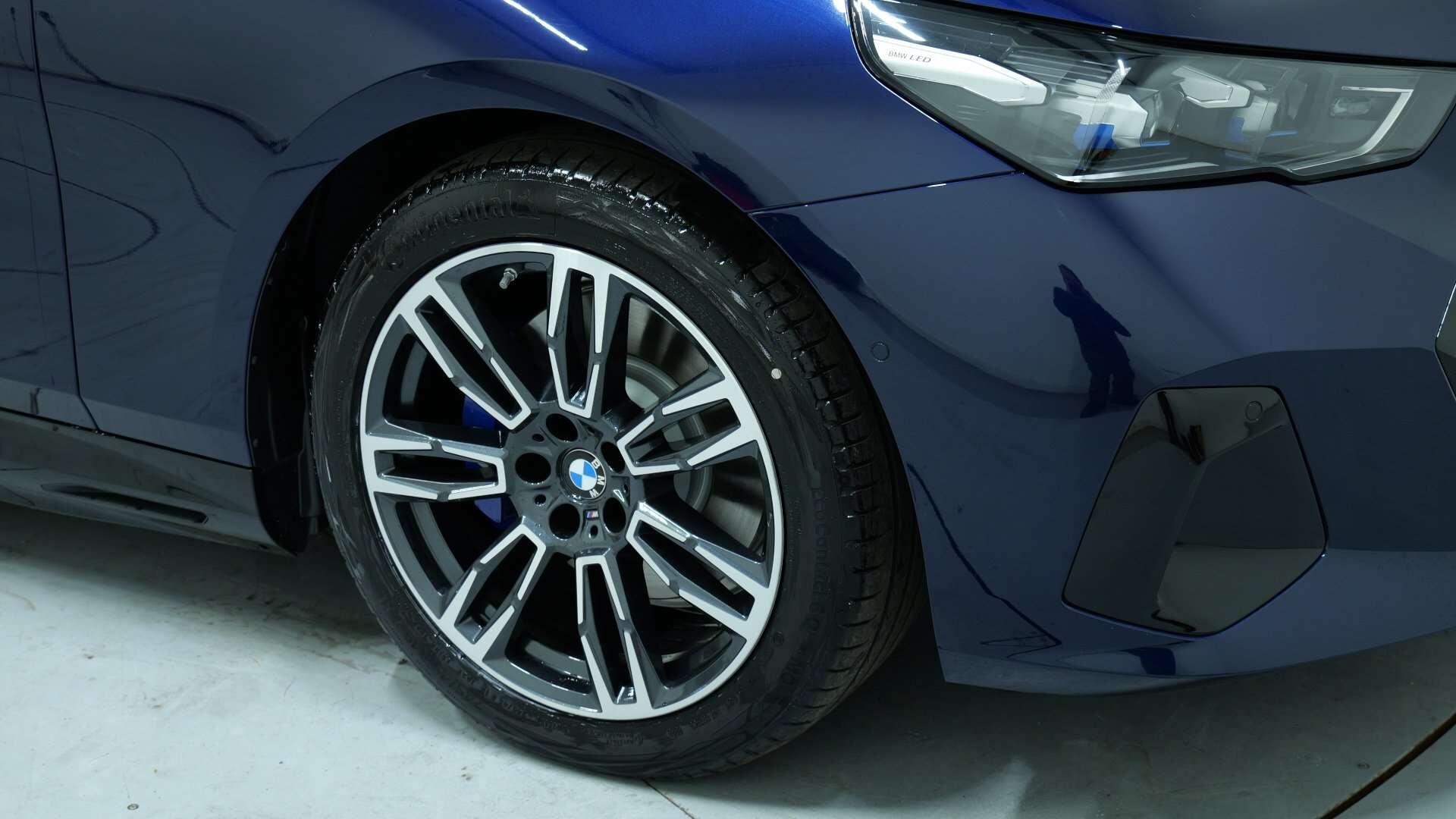 BMW 5 Series view 14