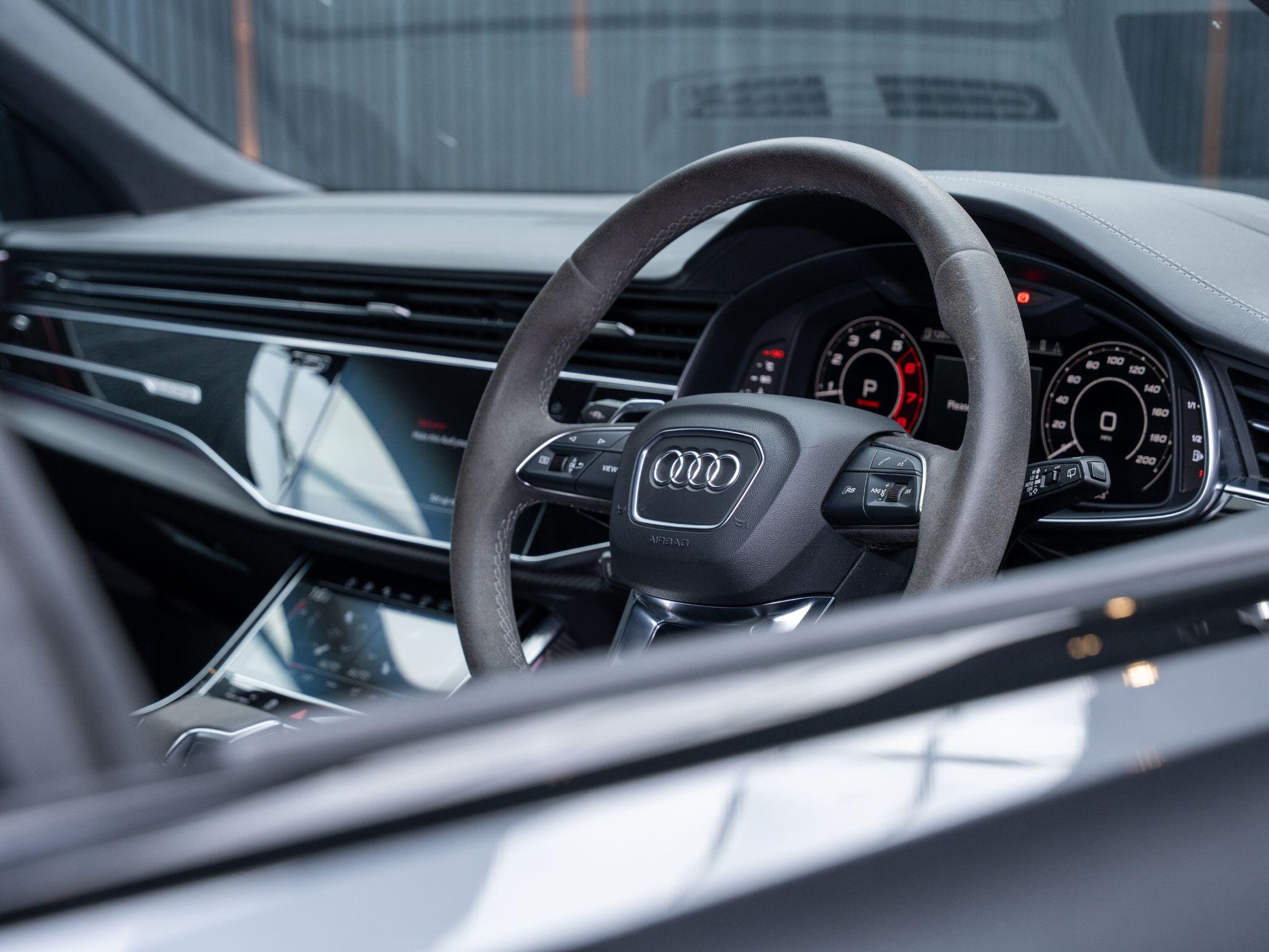Audi RS Q8 view 35