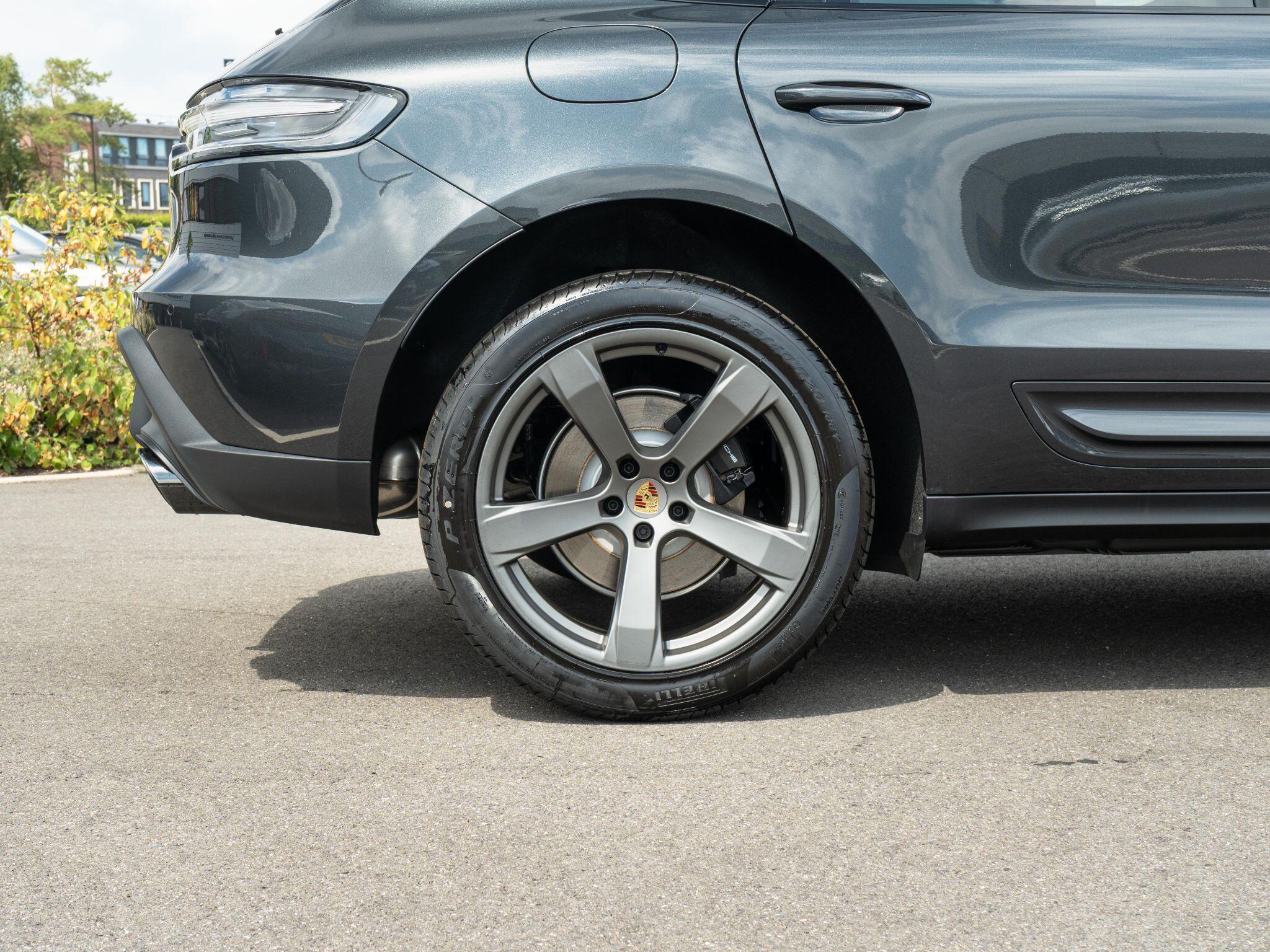 Porsche Macan view 16