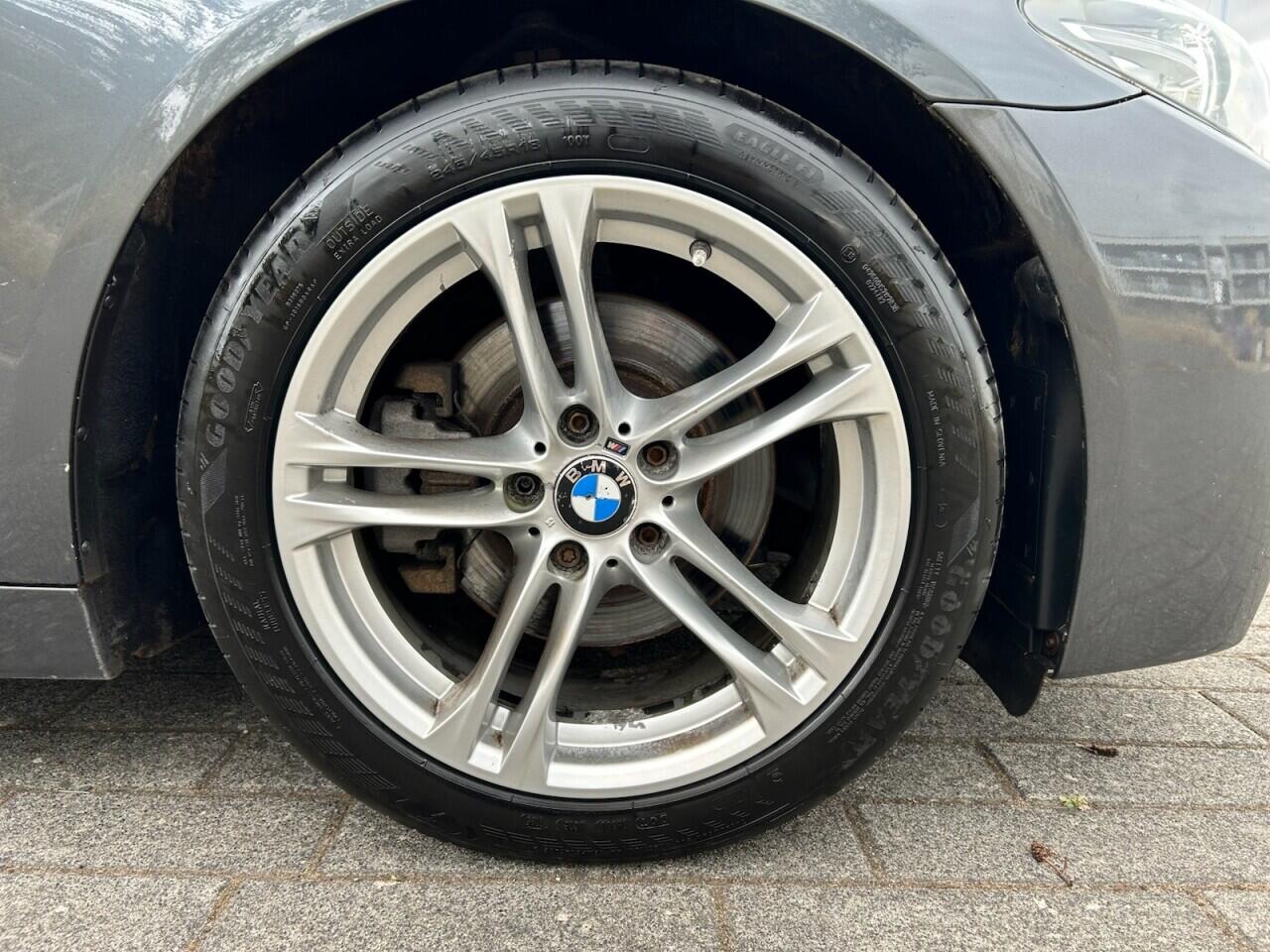 BMW 5 Series view 4