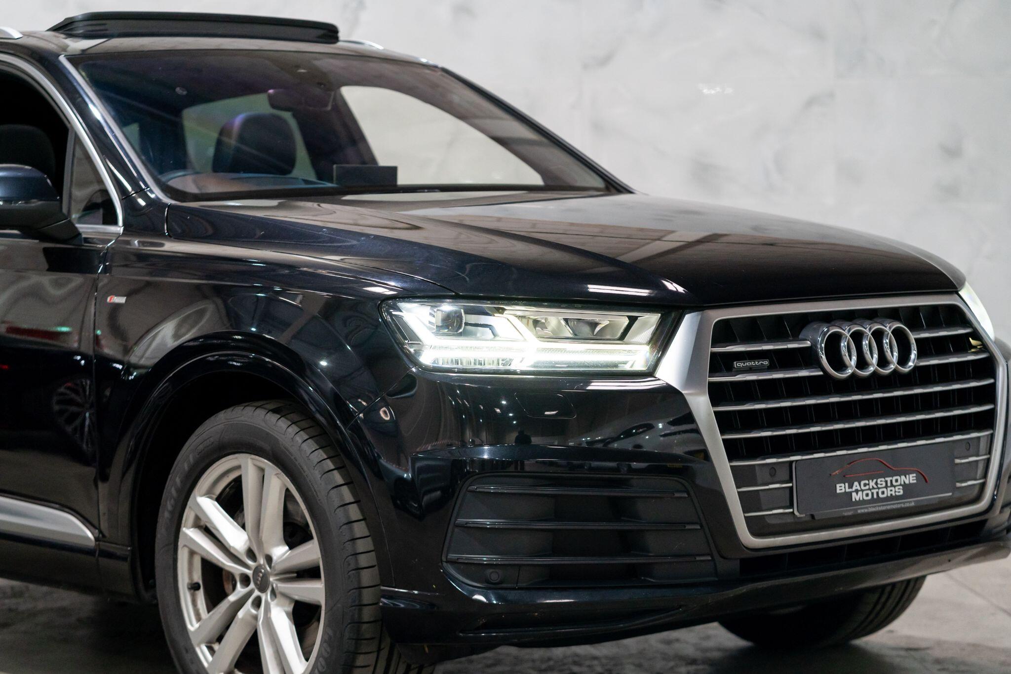 Audi Q7 view 40