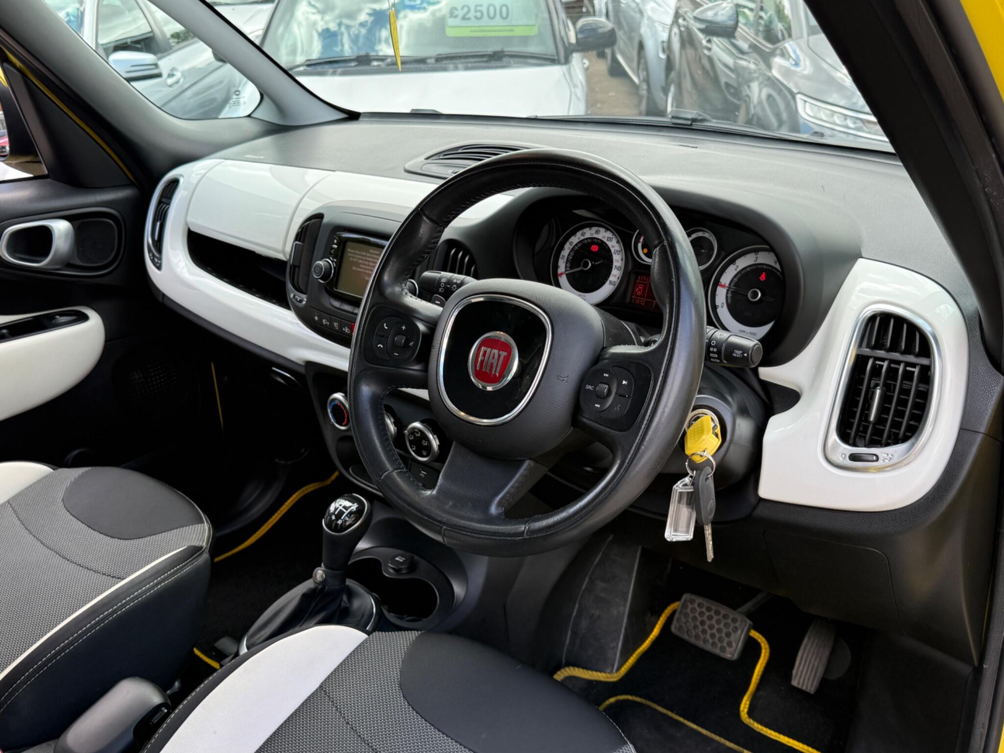 Fiat 500L - Image 28