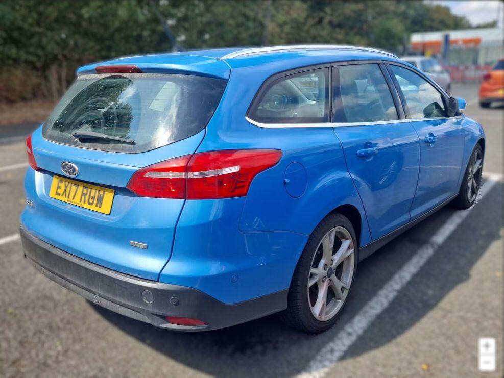 Ford Focus view 3