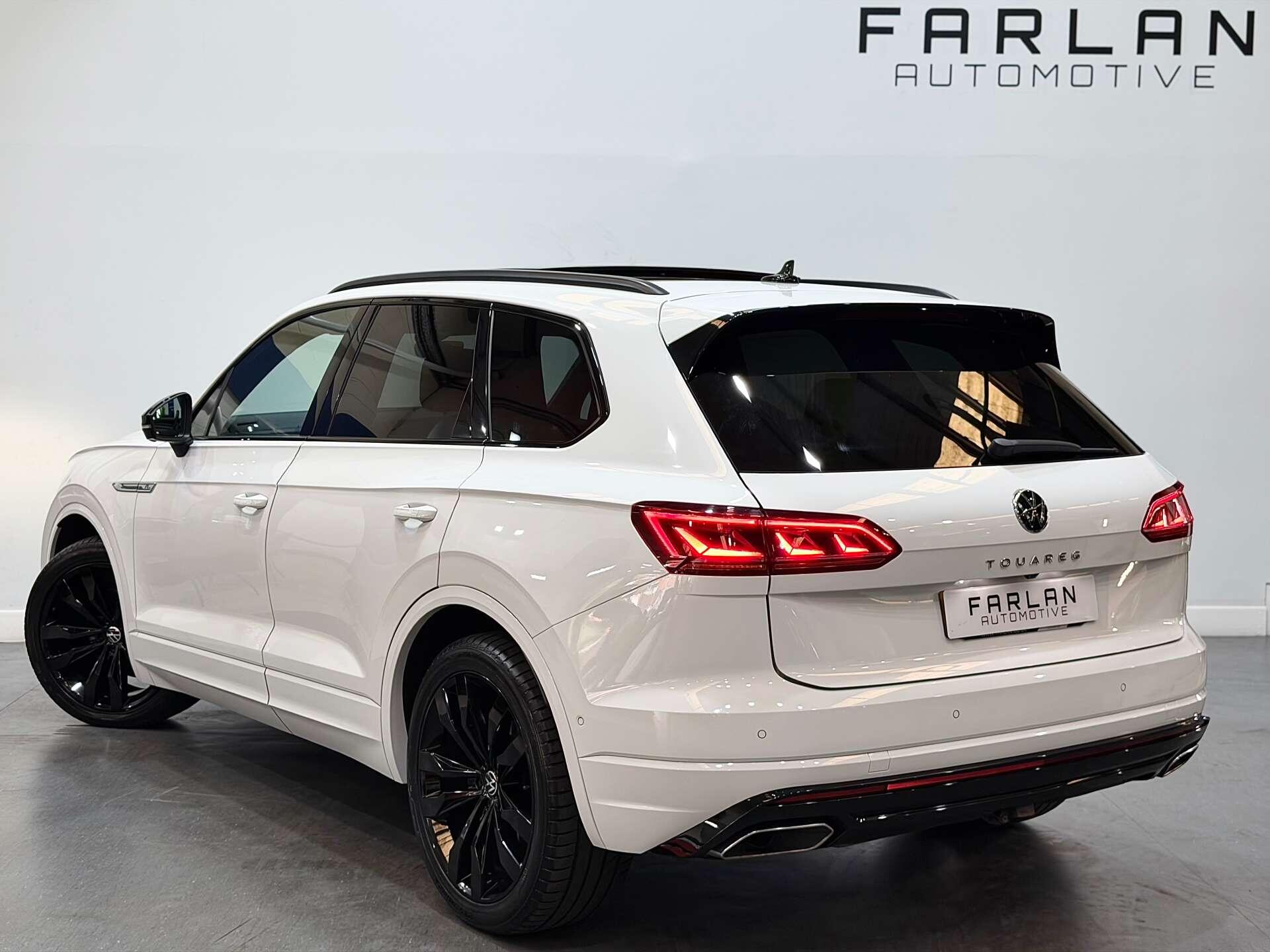 Volkswagen Touareg view 5