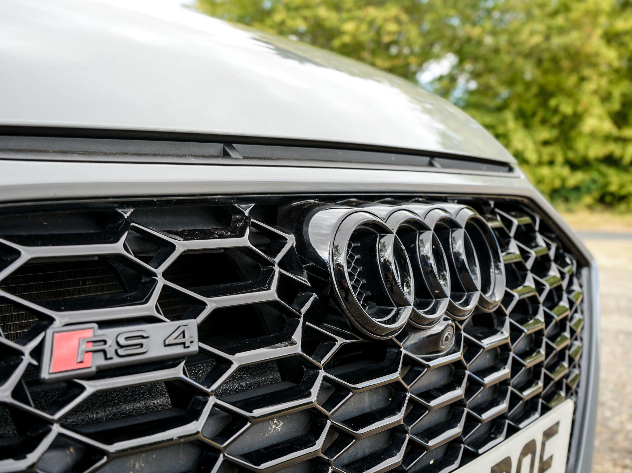 Audi RS4 Avant view 9